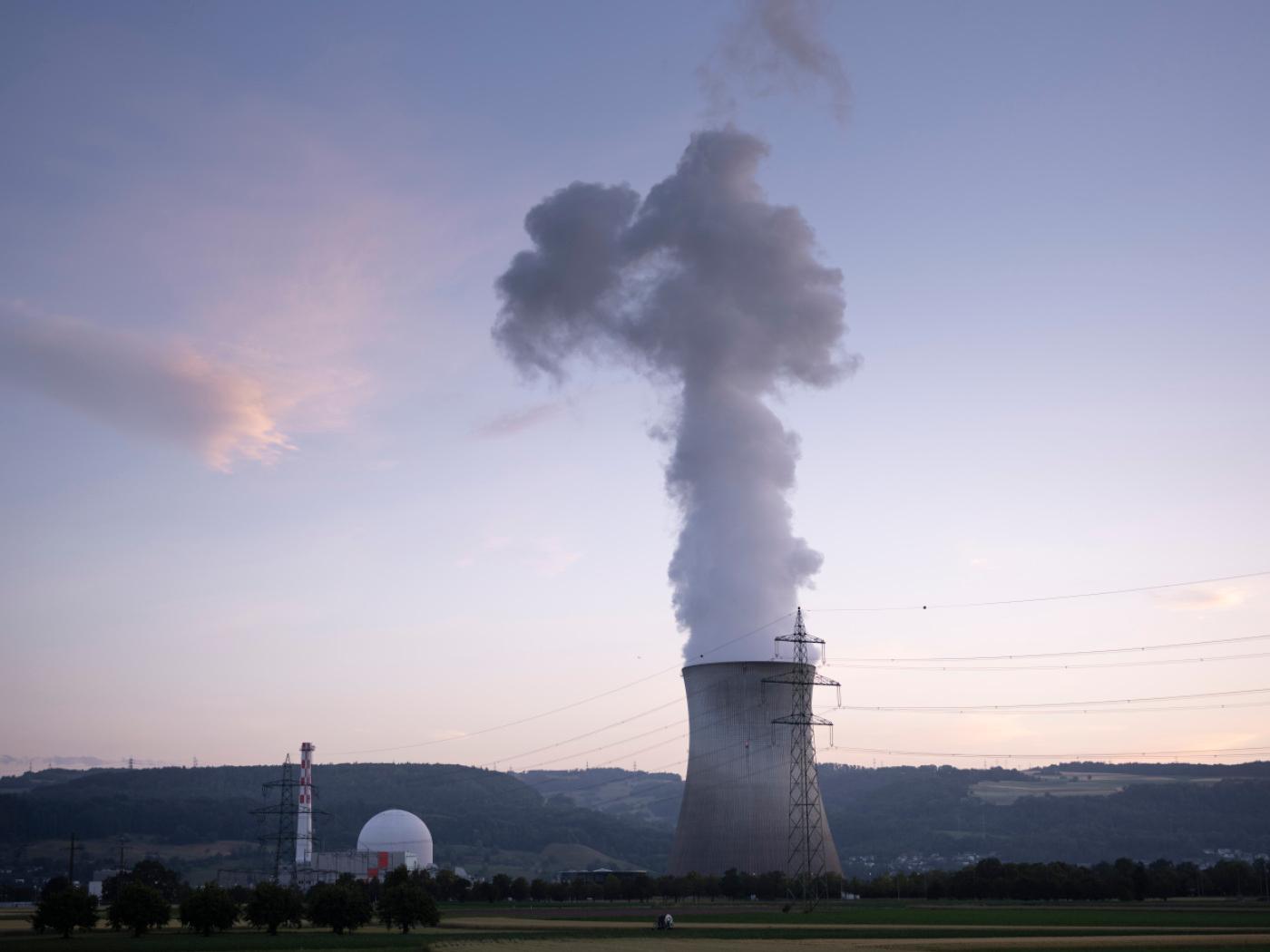 Dampf strömt aus dem Kühlturm des Kernkraftwerks Leibstadt im Kanton Aargau: Ein breites Bündnis hat nach eigenen Angaben rund 131'800 Unterschriften für das Referendum gegen den Bau neuer Atomkraftwerke gesammelt. (Archivbild)