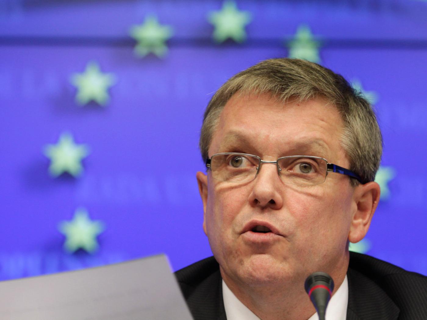 ARCHIV - Der damalige ungarische Finanzminister und Vorsitzende des EU-Rates, György Matolcsy, spricht während eines Treffens der EU-Finanzminister im Gebäude des Europäischen Rates vor Journalisten. Foto: Yves Logghe/AP/dpa