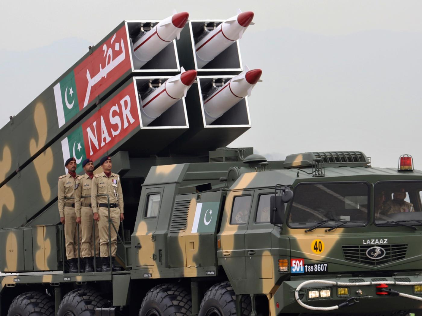 ARCHIV - Die in Pakistan hergestellten ballistischen Raketen NASR und ihre Trägerraketen werden während einer Militärparade anlässlich des Nationalfeiertags gezeigt. Foto: Uncredited/AP/dpa