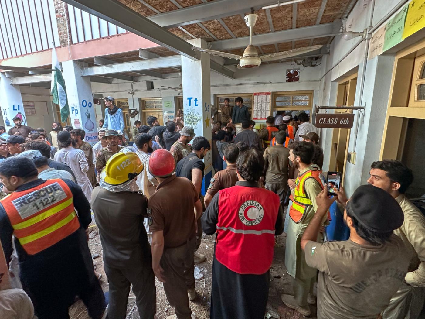 Rettungskräfte und Freiwillige beteiligen sich an den Rettungsarbeiten am Ort eines Dacheinsturzes an einer Privatschule in Peshawar. Foto: Maaz Awan/AP/dpa