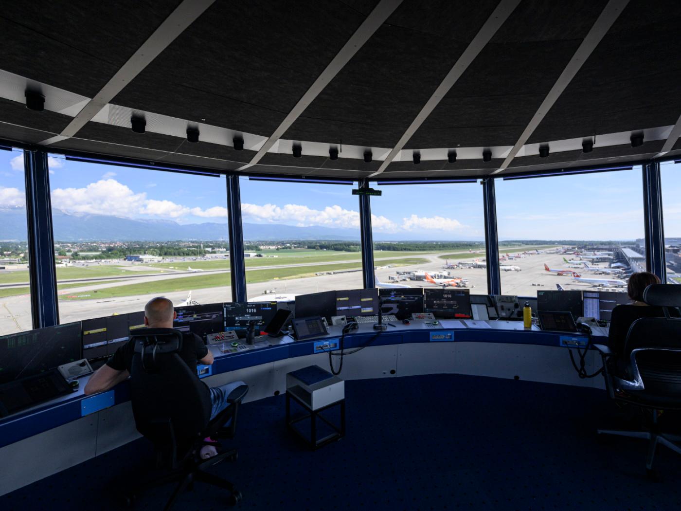 Wegen einer technischen Störung im System für die Flugüberwachung hat Skyguide die Kapazität im Schweizer Luftraum halbiert. (Archivbild)