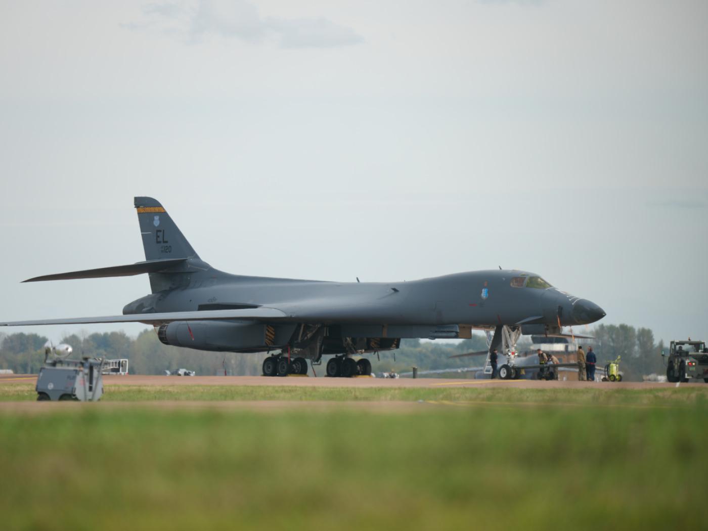 ARCHIV - Angehörige der US-Luftwaffe arbeiten auf der RAF Fairford, einem Stützpunkt der US-Luftwaffe in Fairford, England, an einem B-1-Bomber. In Großbritannien stehen fünf Männer unter Terrorverdacht, die außerhalb des von der US-Luftwaffe genutzten britischen Militärstützpunkts RAF Fairford festgenommen wurden. Foto: Alastair Grant/AP/dpa