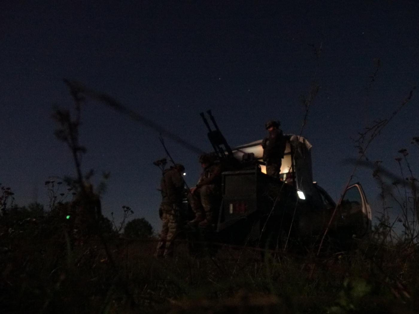 ARCHIV - Ein Trupp ukrainischer Freiwilliger sichert mit einem schweren Maschinengewehr den Luftraum über der Hauptstadt Kiew. Foto: Friedemann Kohler/dpa
