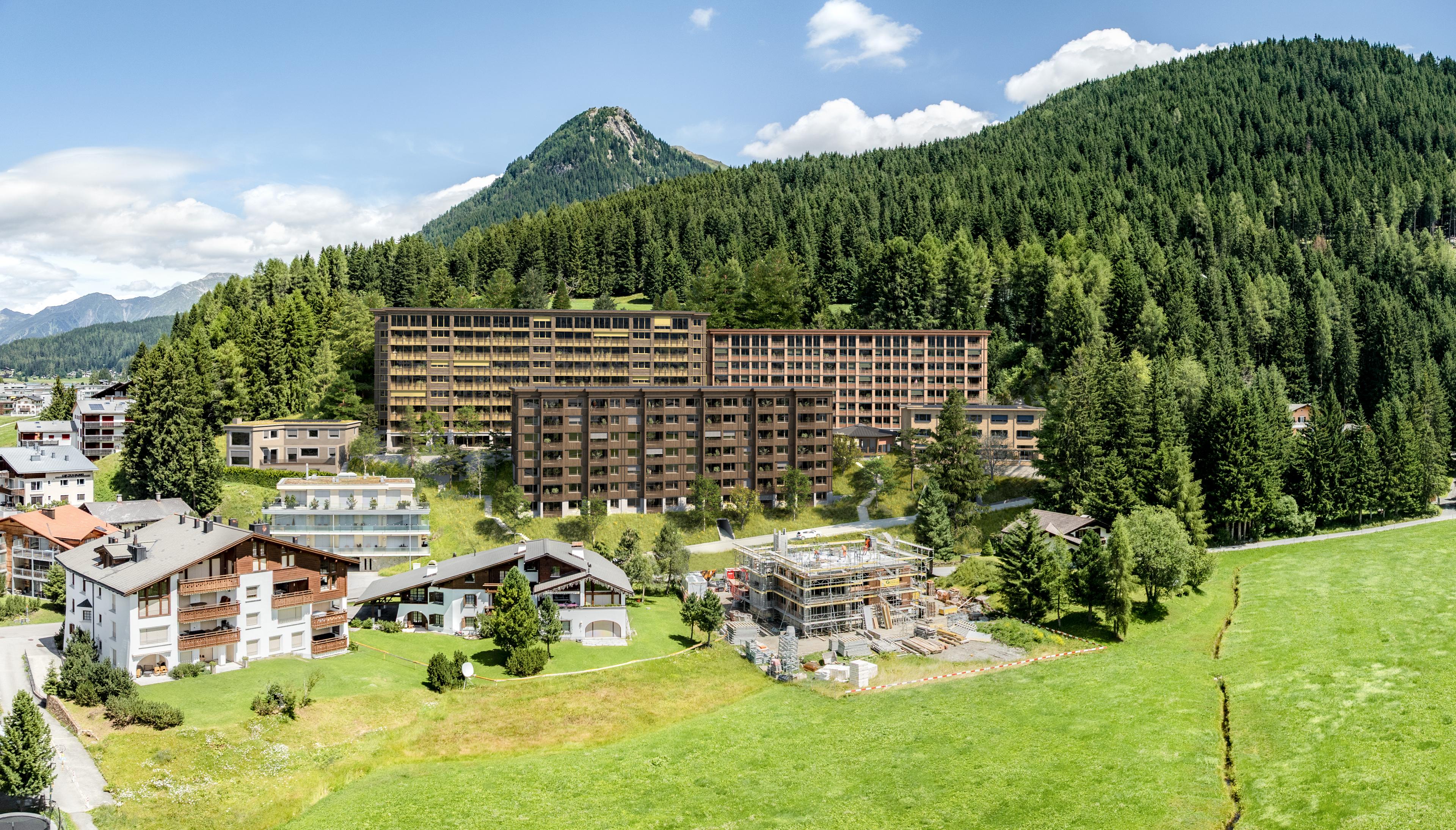 Direkt am Waldrand: Gegen das in Davos Dorf geplante  Wohnquartier auf dem Areal der ehemaligen Valbella-Klinik sind Einsprachen eingegangen.