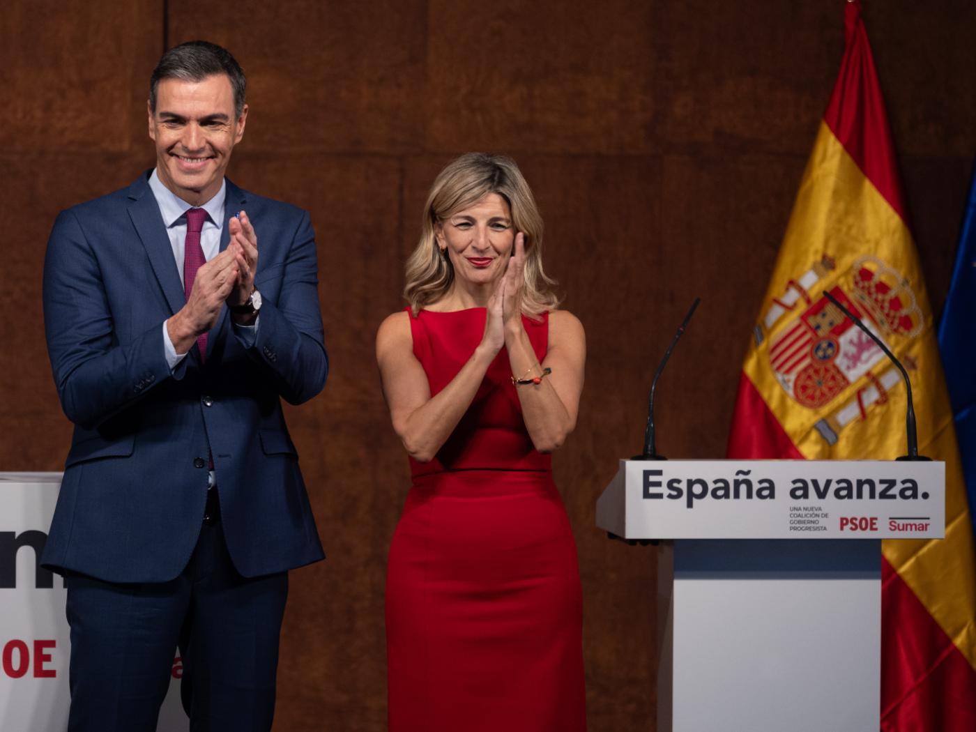ARCHIV - Pedro Sanchez, amtierender Ministerpr‰sident von Spanien, und Yolanda DÌaz, Arbeitsministerin von Spanien und Vorsitzende von Sumar, applaudieren nach der Unterzeichnung einer Vereinbarung zur Bildung einer ´progressive Koalitionª. Das Abkommen mit dem Linksb¸ndnis reicht Sanchez aber nicht. Foto: Eduardo Parra/EUROPA PRESS/dpa (Archivbild)