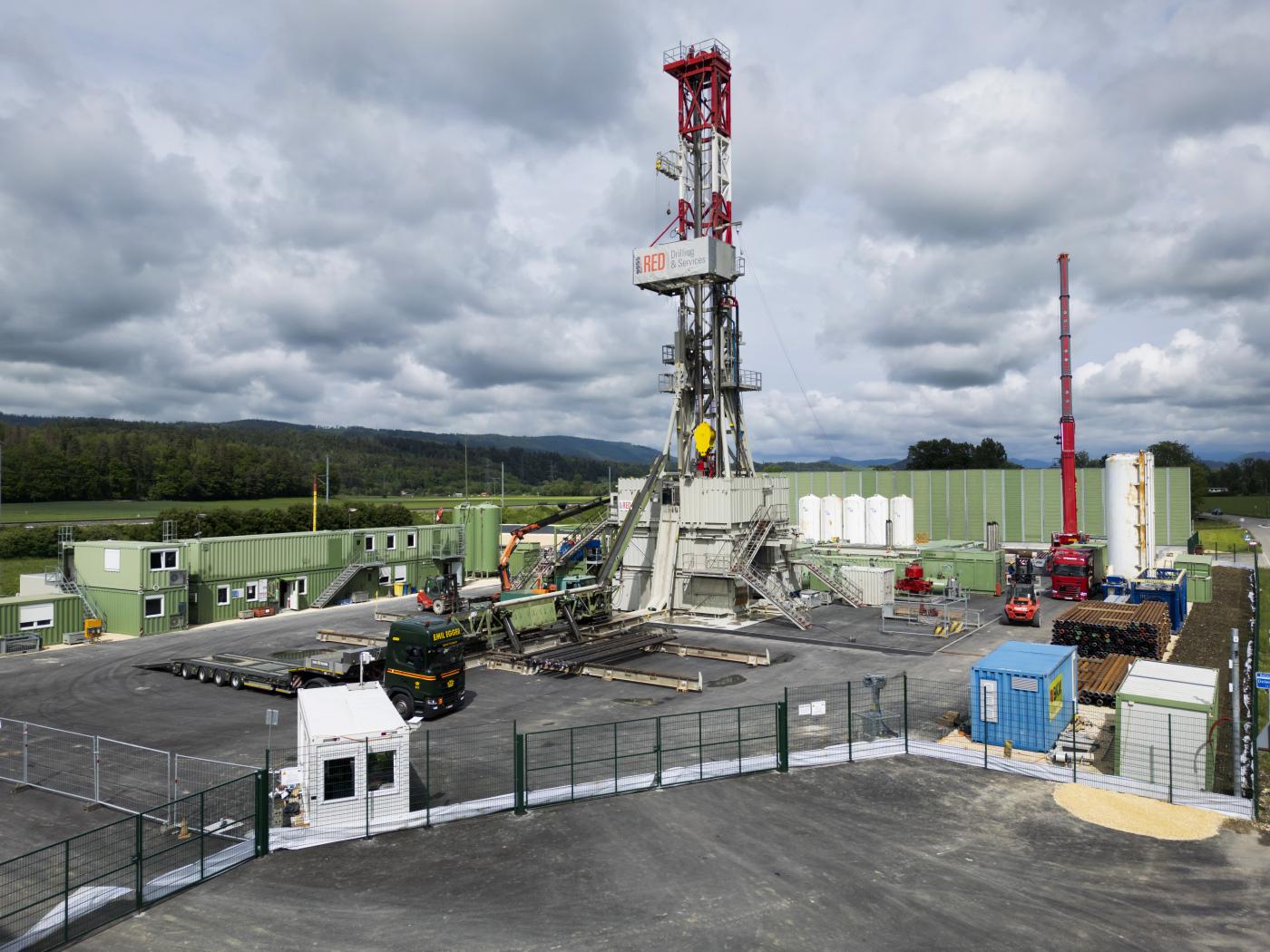 Im Thurgau werden Erkenntnisse über die Beschaffenheit des Untergrunds gewonnen. Im Bild ein Bohrturm auf der Geothermie Baustelle in Glovelier JU. (Archivbild)