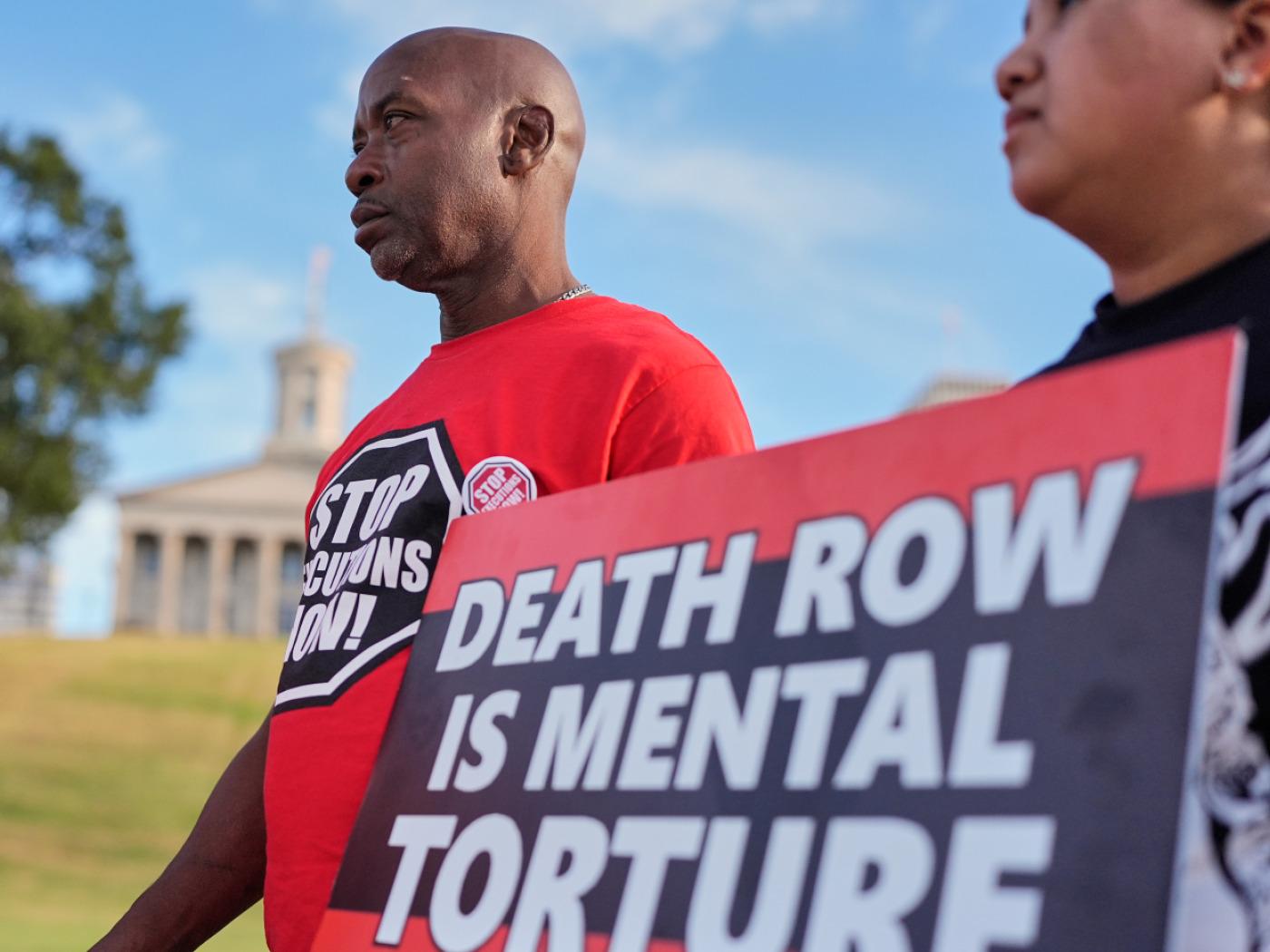 ARCHIV - Alonzo Hughes (l) nimmt an einer «March 4 Mercy»-Demonstration gegen die Todesstrafe vor dem Tennessee State Capitol teil, im Vorfeld der für den 30.09.2026 angesetzten Hinrichtung von Christa Pike. Foto: George Walker IV/AP/dpa/Archivbild