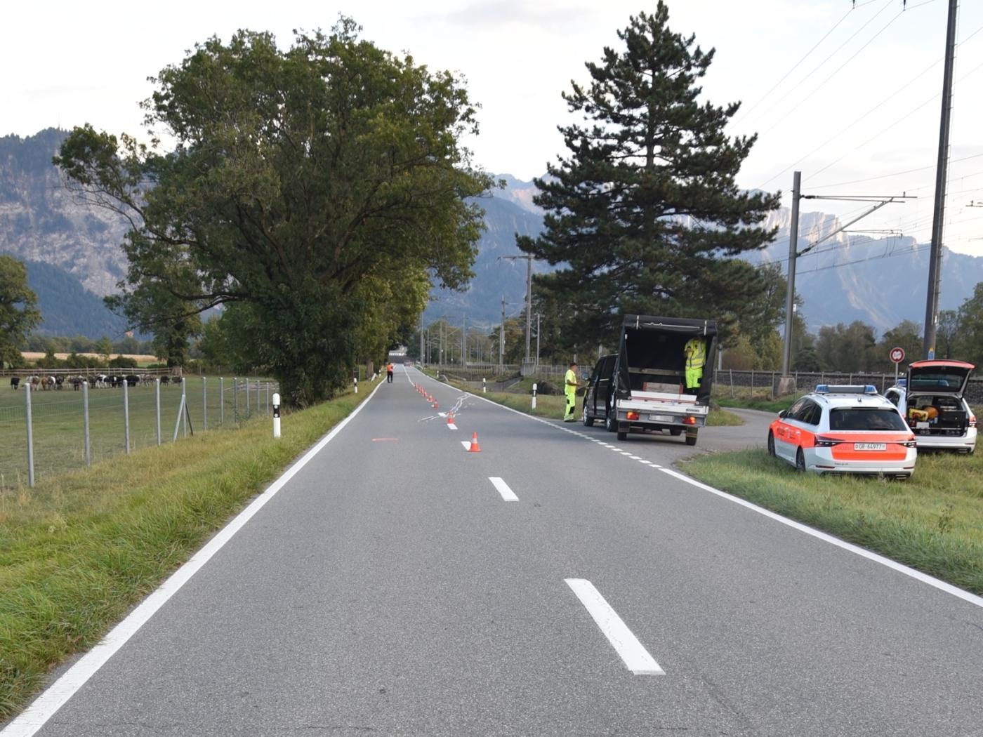 Bei Maienfeld prallte ein Motorradfahrer in eine Signaltafel und verletzte sich dabei.