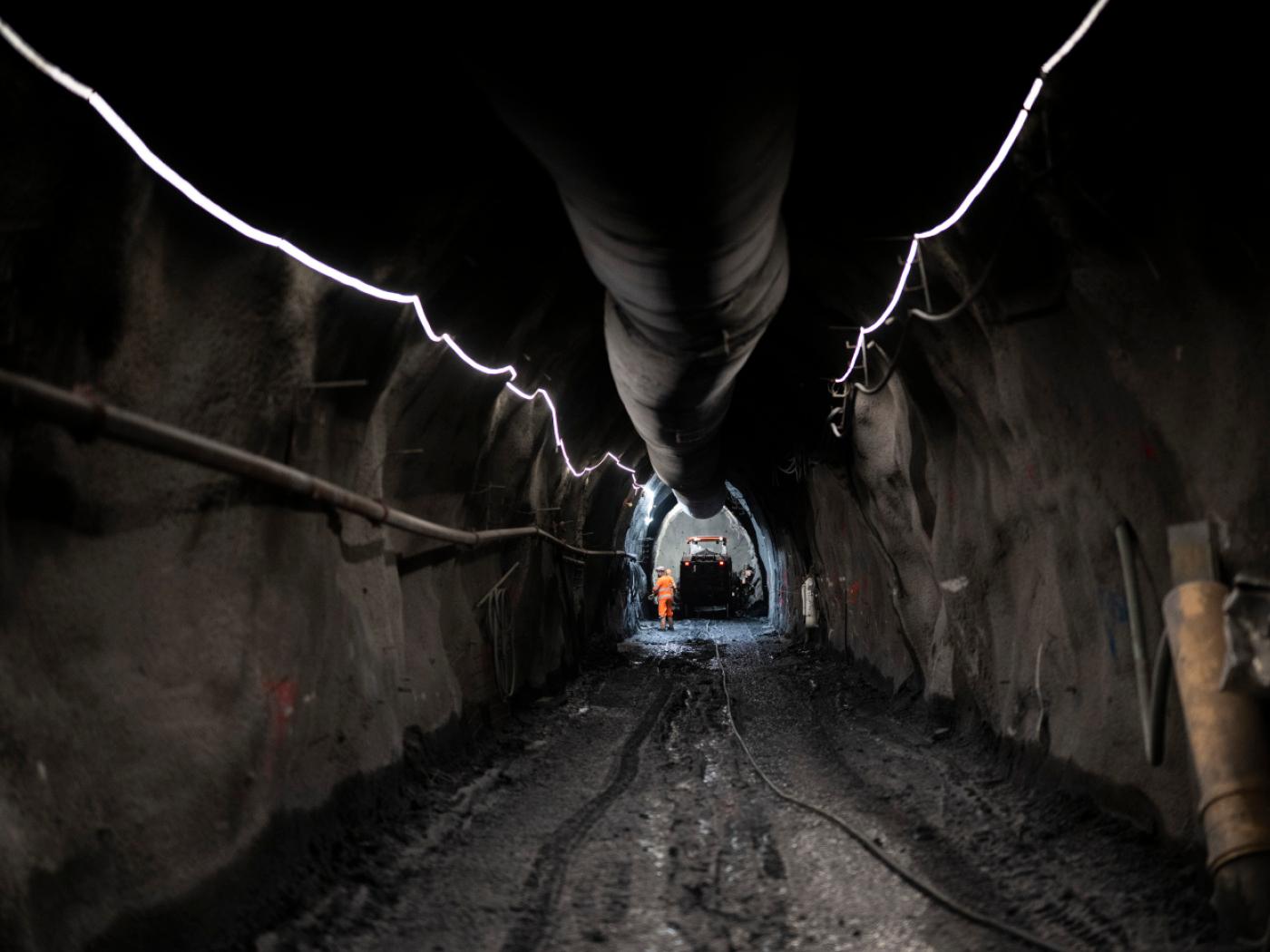 Vortrieb im Entwaesserungsstollen, am Montag, 11. Mai 2026, in Brienz-Brinzauls. Das Dorf war wegen eines erneuten drohenden Bergsturz ueber 62 Wochen evakuiert. Im Juni 2023 war es knapp von einem Schuttstrom verfehlt worden. Seit Januar sind die Bewohner zurueck. Der Entwaesserungssstollen leitet Wasser aus dem Berg ab und soll die Rutschung weiter verlangsamen. (KEYSTONE/Gian Ehrenzeller)