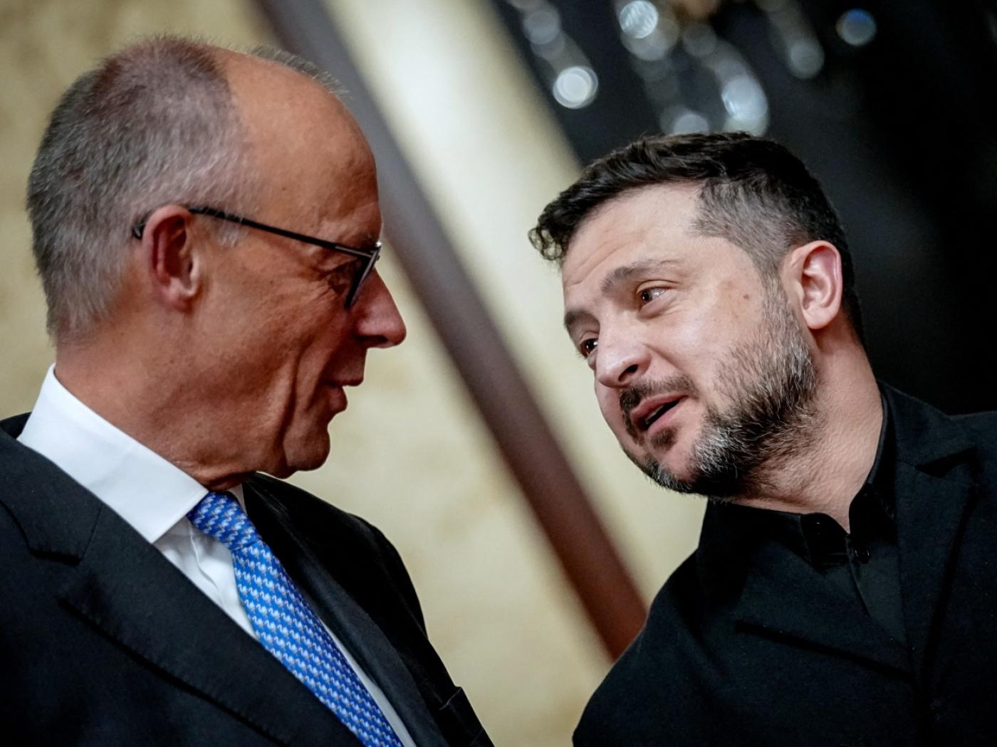 dpatopbilder - Bundeskanzler Friedrich Merz (l, CDU) und Wolodymyr Selenskyj, Präsident der Ukraine, nehmen an einem Wirtschaftsforum teil. Foto: Kay Nietfeld/dpa