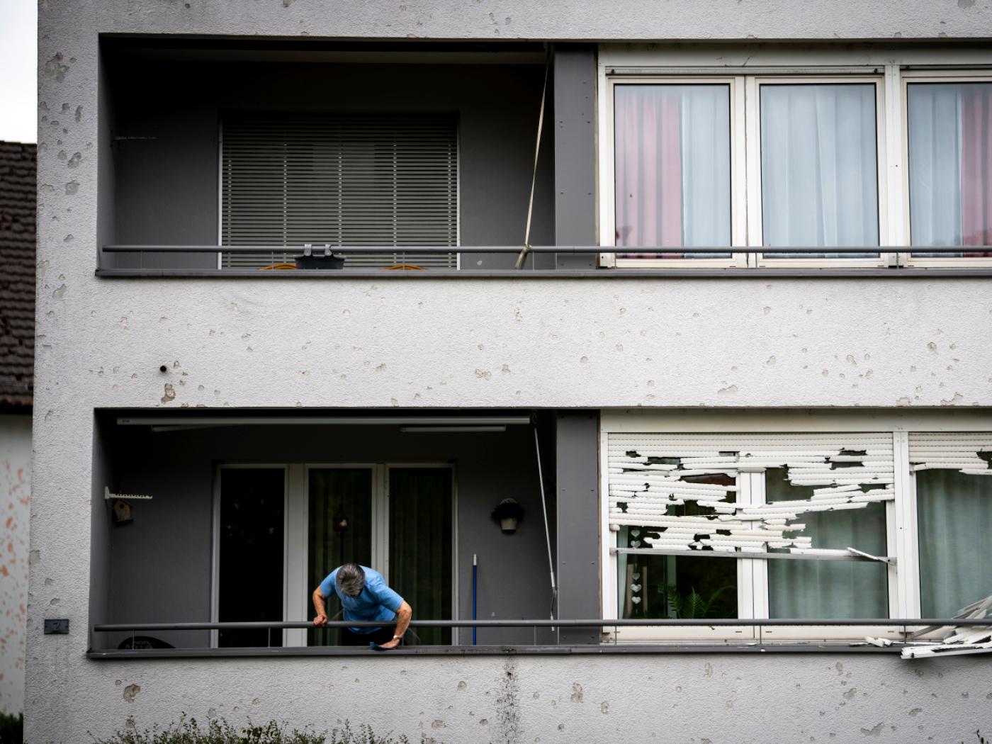 Eine Frau reinigt ihren Balkon nach dem heftigen Hagelgewitter am 28. August in Bülach. (Archivbild)