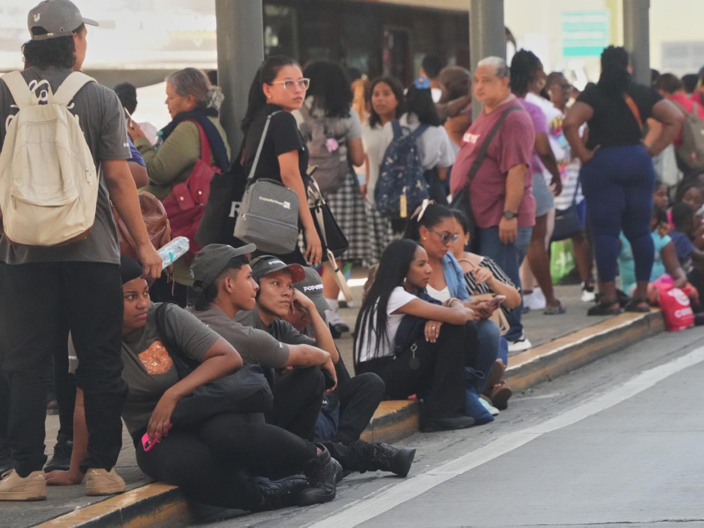 Menschen versammeln sich nach einem Erdbeben in Panama-Stadt vor einem Einkaufszentrum. Foto: Aris Mariota/AP/dpa