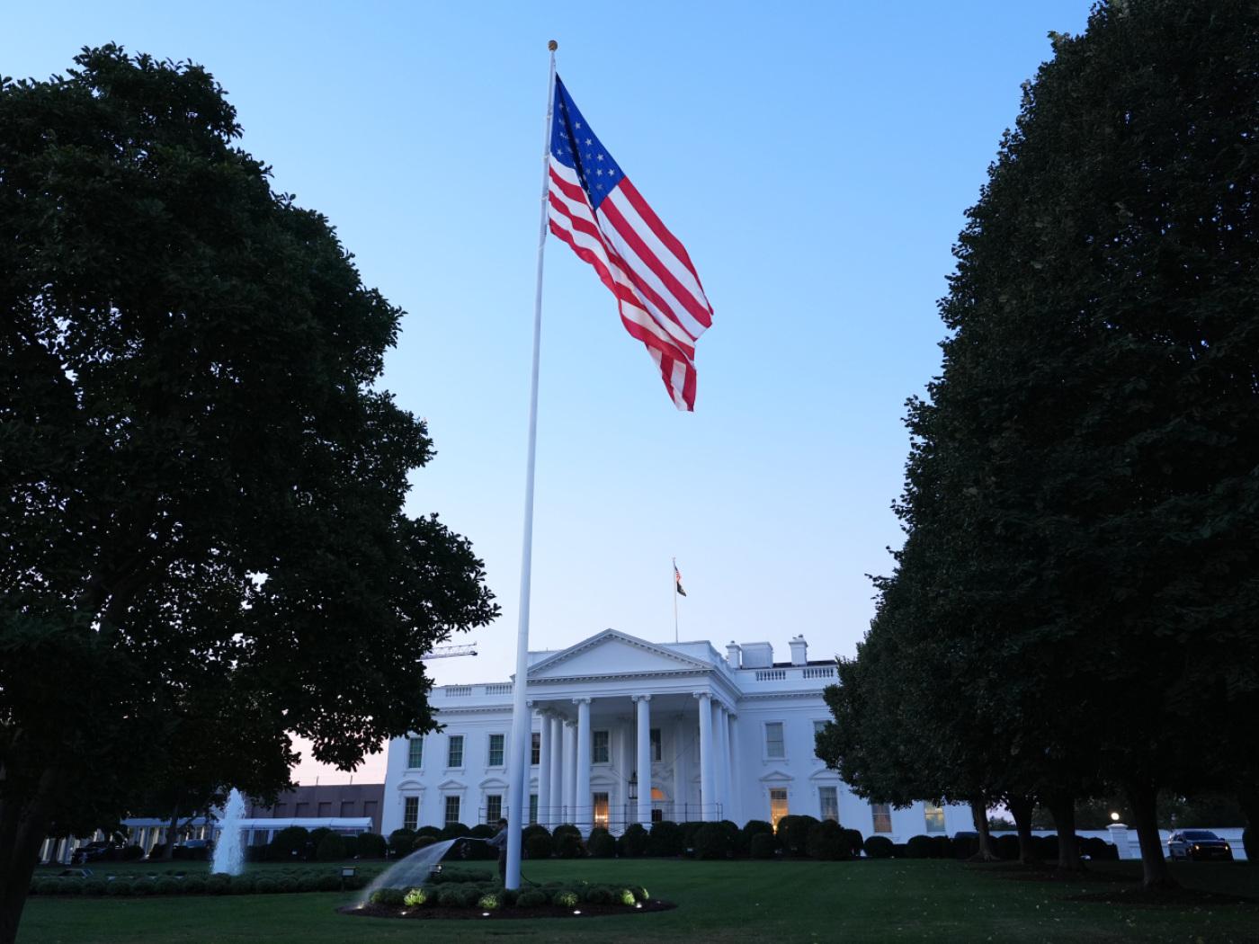 Die US-amerikanische Flagge weht auf dem Nordrasen des Weißen Hauses in Washington. Foto: Mark Schiefelbein/AP/dpa