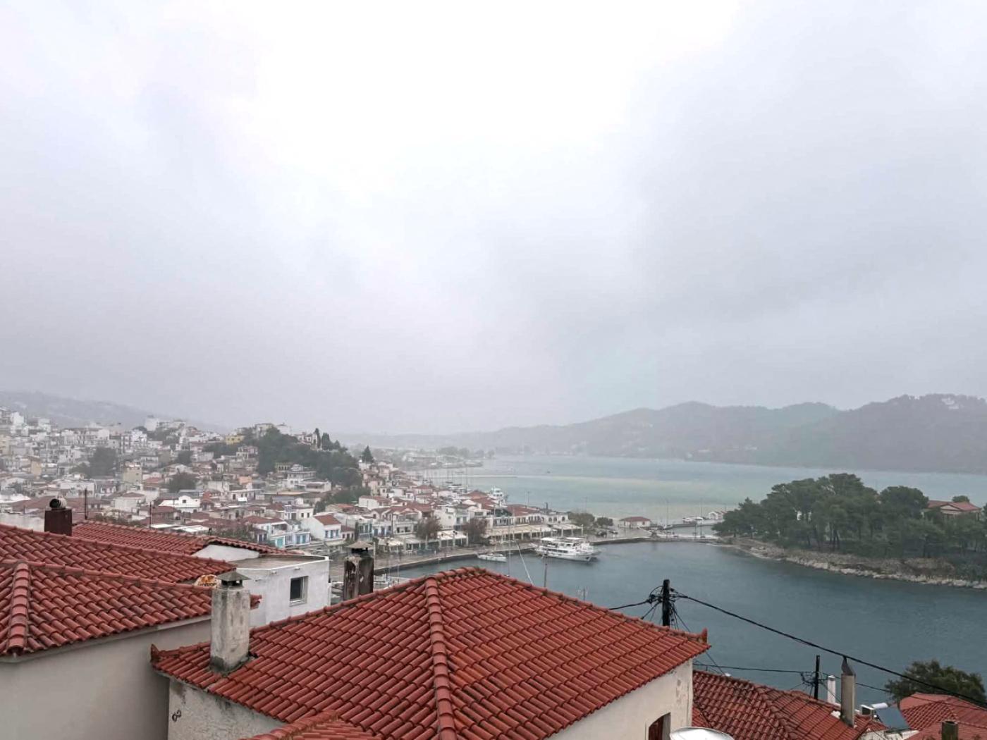 Blick auf eine Bucht auf der von schweren Unwettern betroffene Insel Skiathos. Foto: Diane Gore/dpa