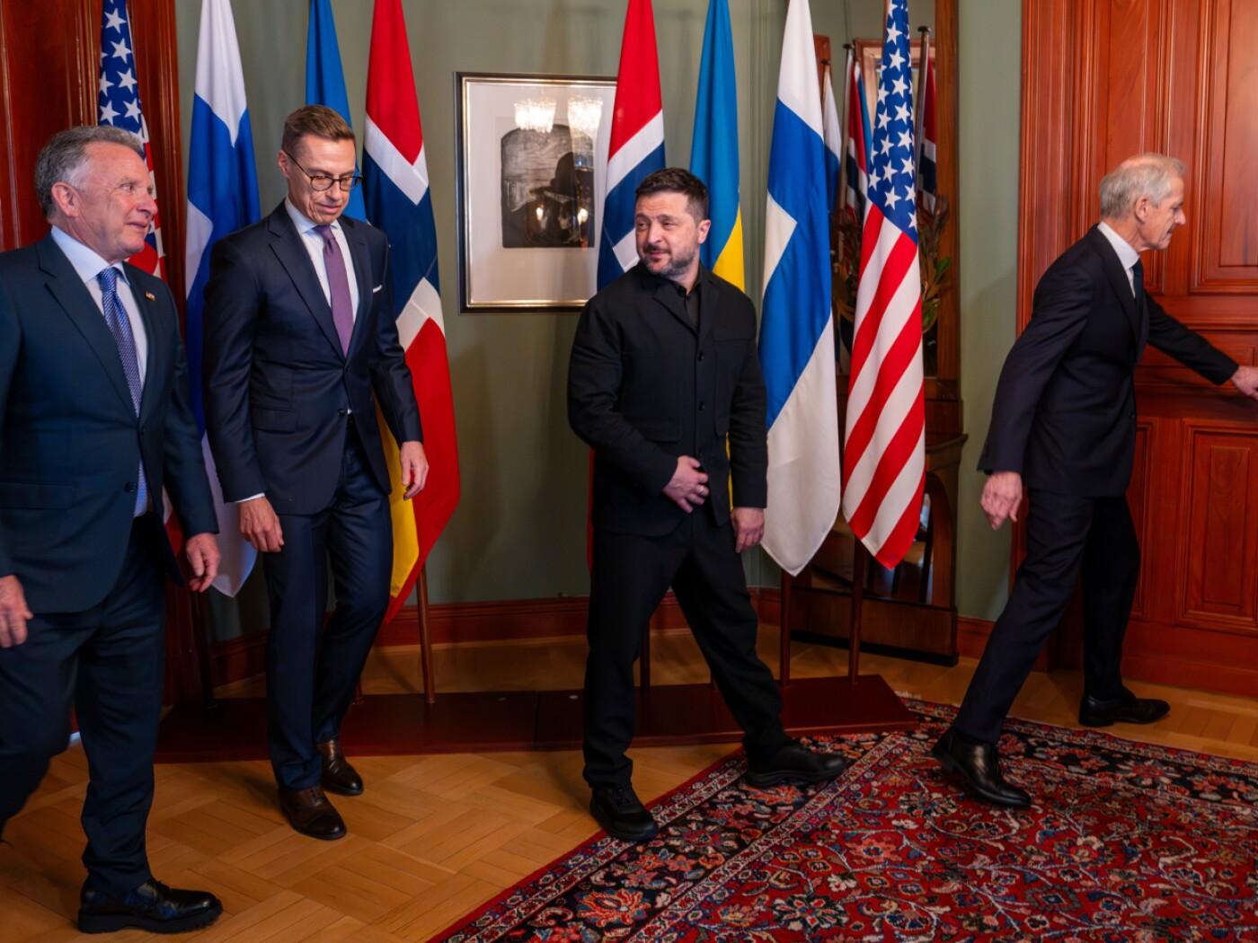 Der ukrainische Präsident Wolodymyr Selenskyj (M) steht neben dem norwegischen Ministerpräsidenten Jonas Gahr Støre (r), dem finnischen Präsidenten Alexander Stubb (2. von links) und dem US-Gesandten Steve Witkoff. Foto: Heiko Junge/Pool NTB/AP/dpa