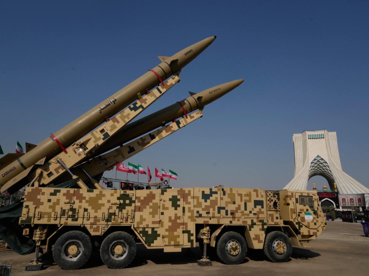 ARCHIV - Die im Iran hergestellten Raketen «Zolfaghar» (oben) und «Zolfaghar Bassir» werden von den Streitkräften in einer temporären Ausstellung vor dem Azadi-Turm (Freiheitsturm) präsentiert. Foto: Vahid Salemi/AP/dpa