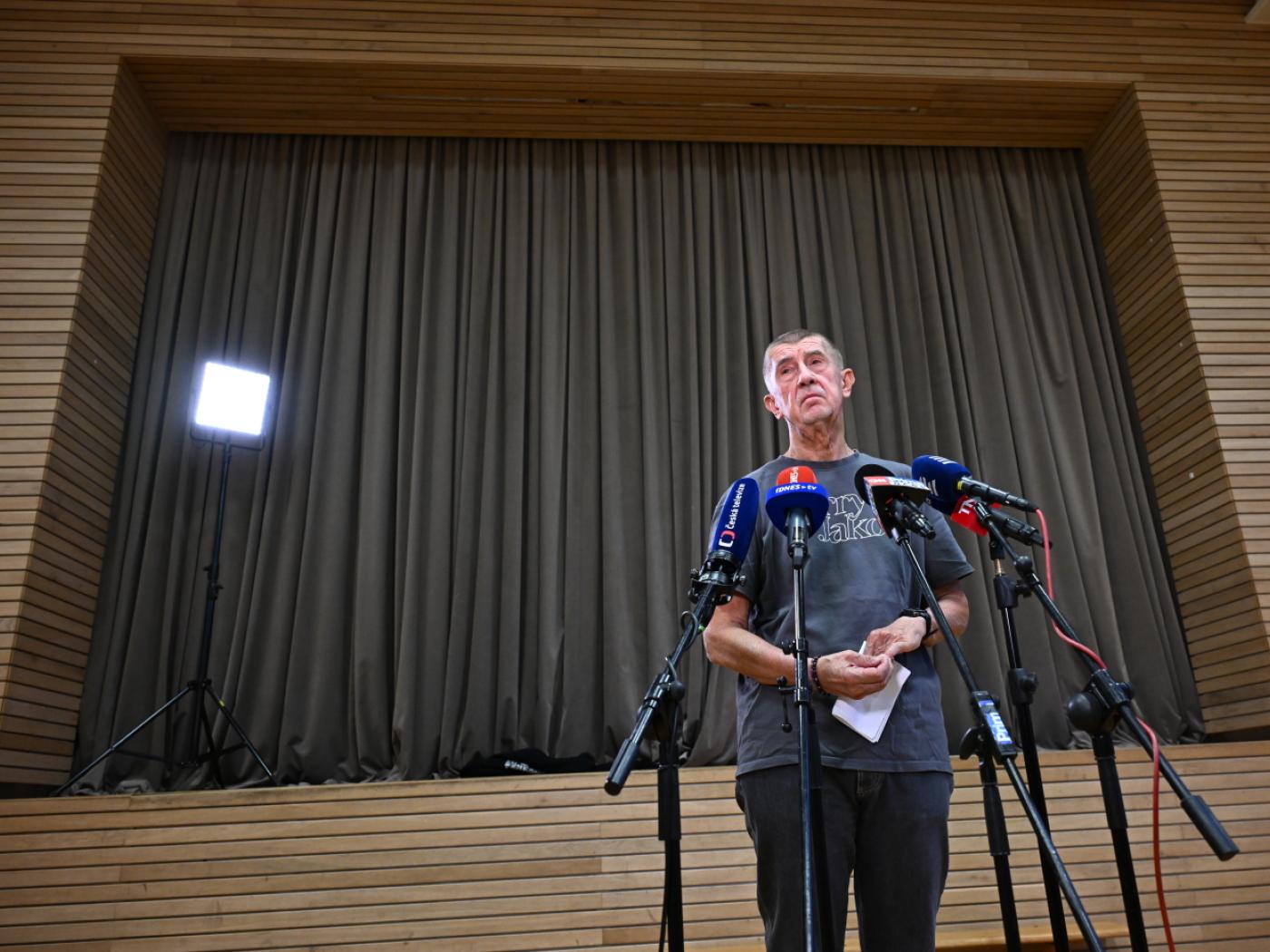 Andrej Babis von der rechtspopulistischen Partei ANO, Ministerpräsident von Tschechien, reagiert auf das Ergebnis der Senatswahlen. Bei den Stichwahlen um die noch zu vergebenden Sitze blieb die Regierungspartei erfolglos. Foto: ·ulová Kateøina/CTK/dpa