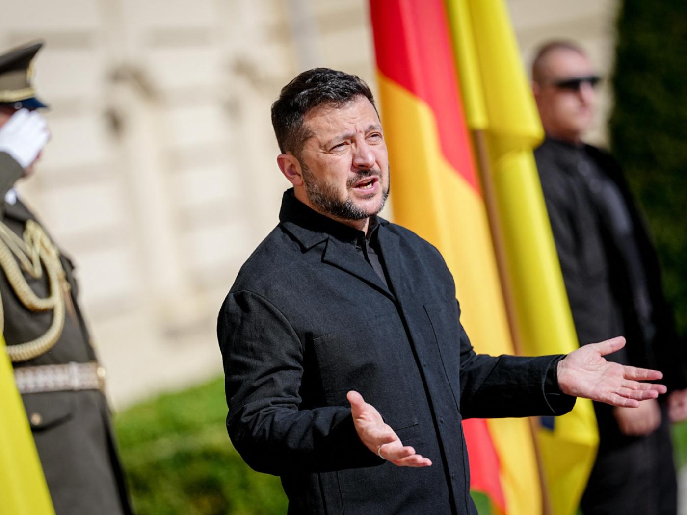 Wolodymyr Selenskyj, Präsident der Ukraine, begrüßt den deutschen Bundeskanzler Merz beim Empfang im Präsidentenpalast. Foto: Kay Nietfeld/dpa