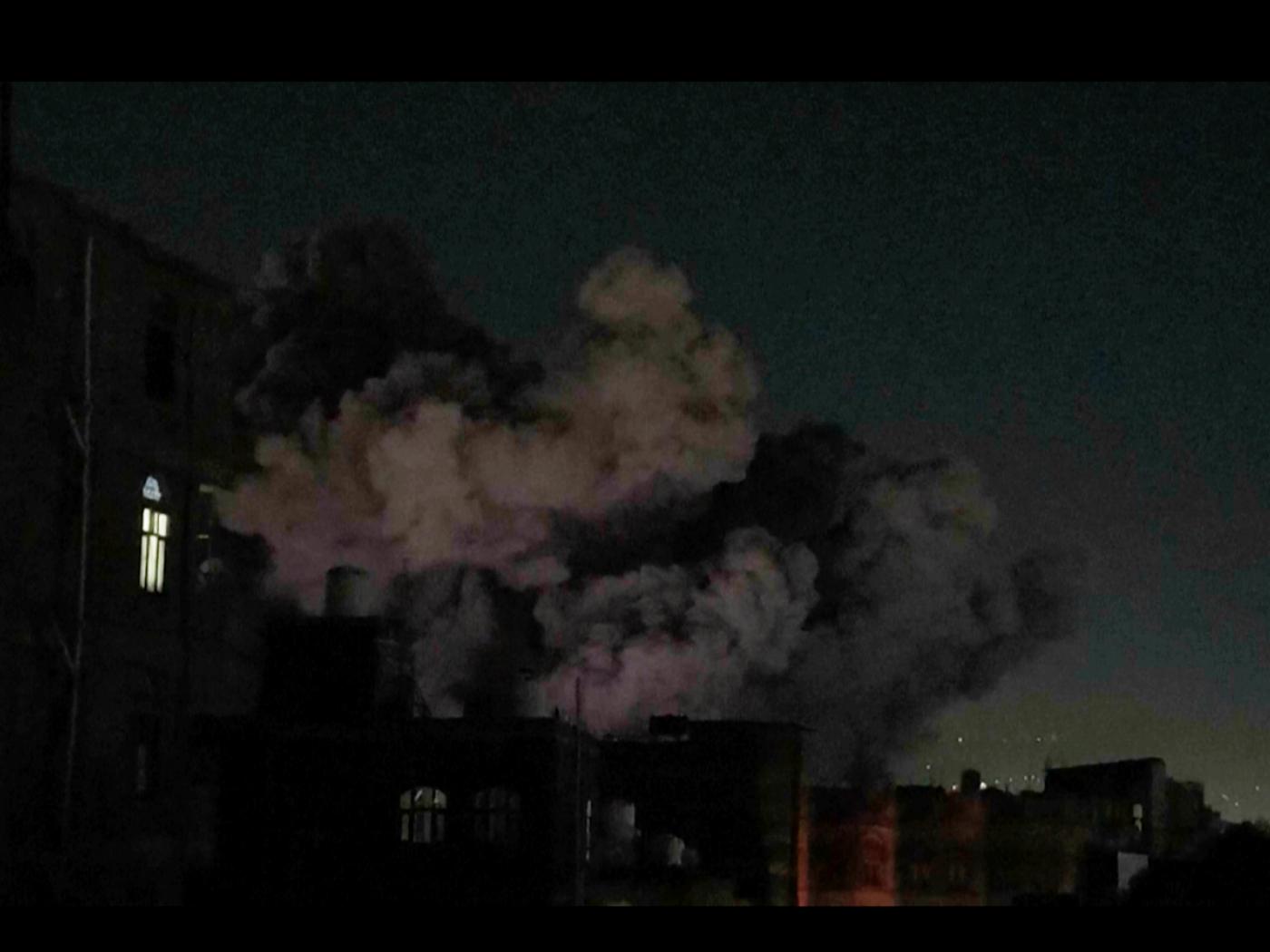 ARCHIV - Auf diesem Videobild steigt Rauch nach einer Explosion in Sanaa im Jemen auf. Foto: -/AP/dpa