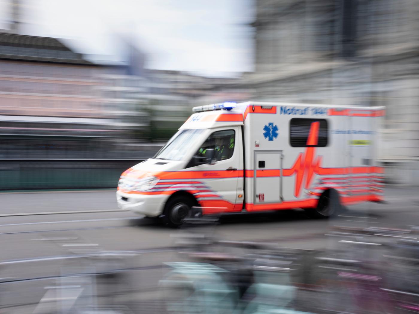Die Ambulanz brachte den am Kopf verletzten Mann ins Spital. (Symbolbild)
