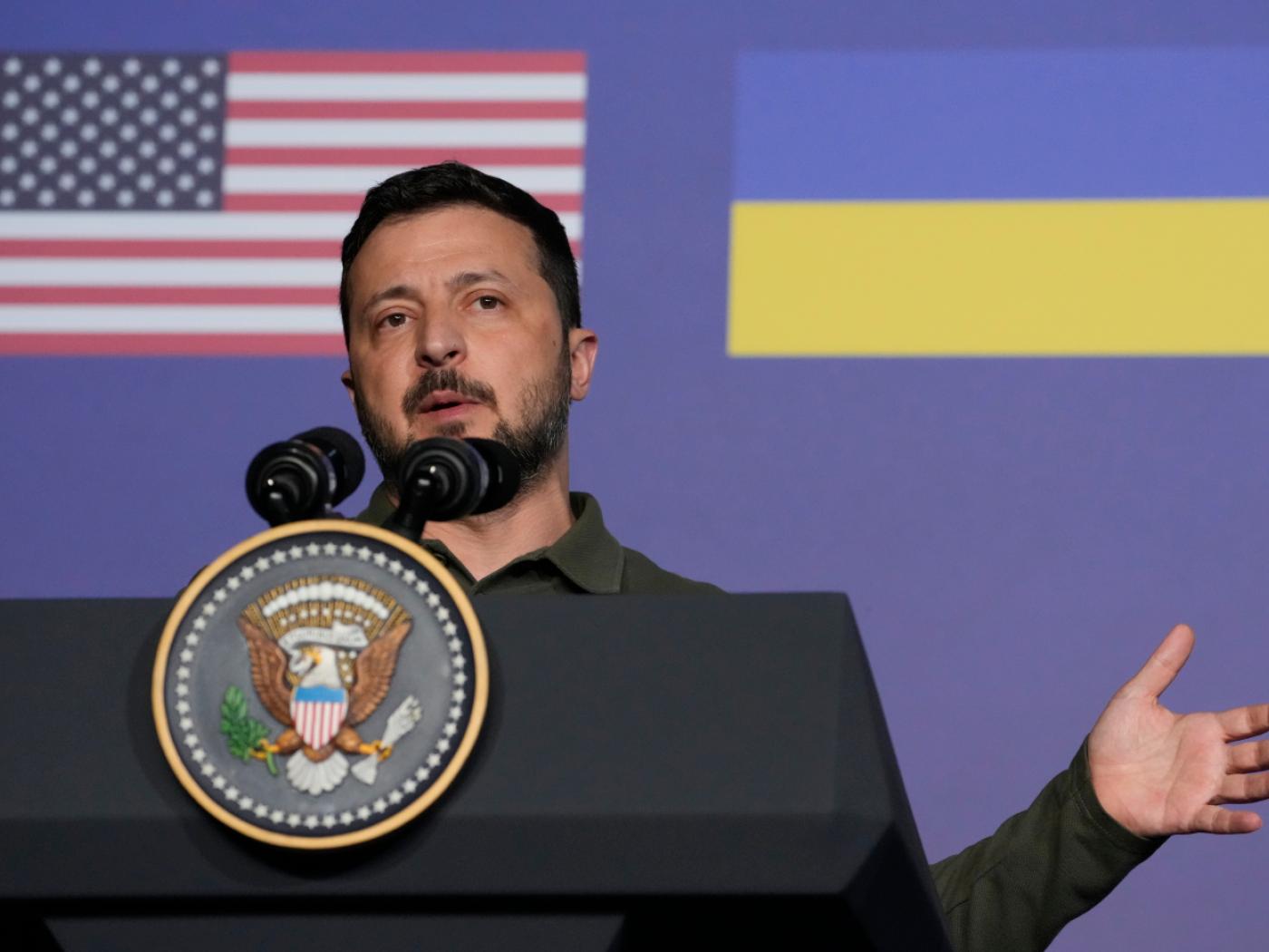 ARCHIV - Der ukrainische Präsident Wolodymyr Selenskyj spricht nach der Unterzeichnung eines bilateralen Sicherheitsabkommens mit US-Präsident Biden am Rande des G7-Gipfels. Foto: Alex Brandon/AP/dpa