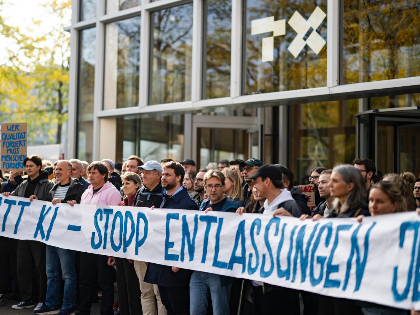 Mitarbeitende von Tamedia protestierten am Dienstag in Zürich gegen angekündigte Entlassungen.