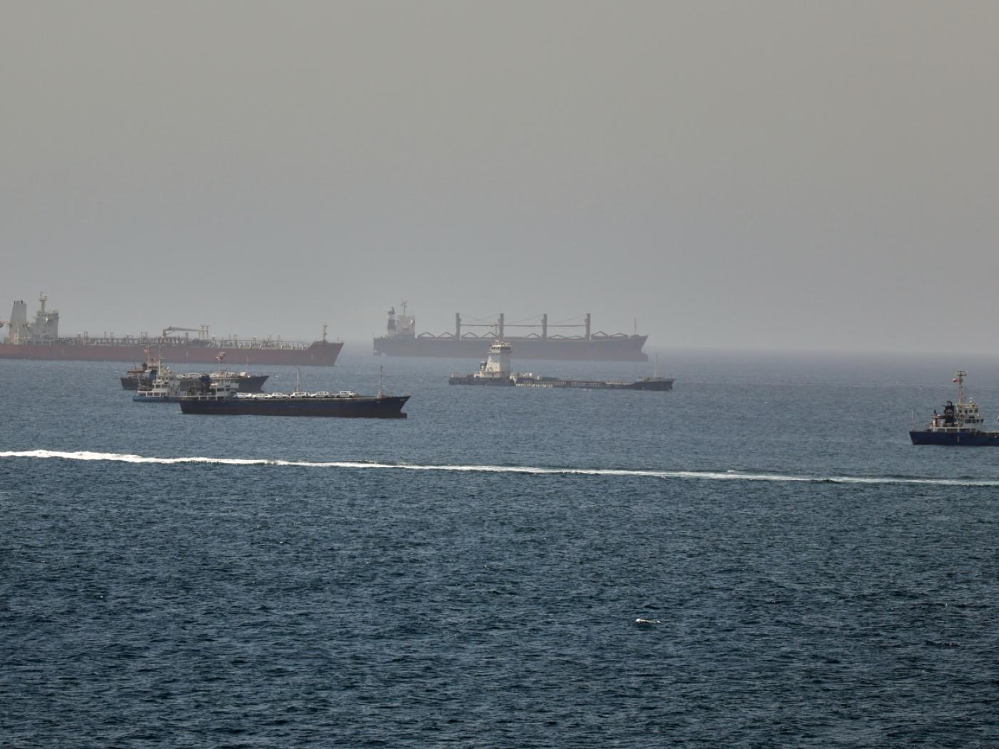 ARCHIV - Im Golf von Oman, entlang der Schifffahrtsrouten zwischen der Straße von Hormus und dem Arabischen Meer sind Tanker und Frachtschiffe zu sehen. Foto: Uncredited/AP/dpa