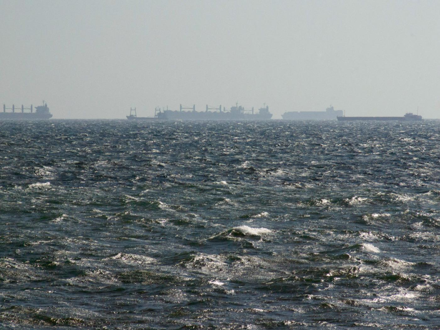ARCHIV - Schiffe am Horizont warten auf Einlass in den Hafen Constanta. Wegen des russischen Angriffskriegs gegen die Ukraine wird der Transport des weltweit benötigten ukrainischen Weizens über ukrainische Schwarzmeer-Häfen behindert. Foto: Kathrin Lauer/dpa
