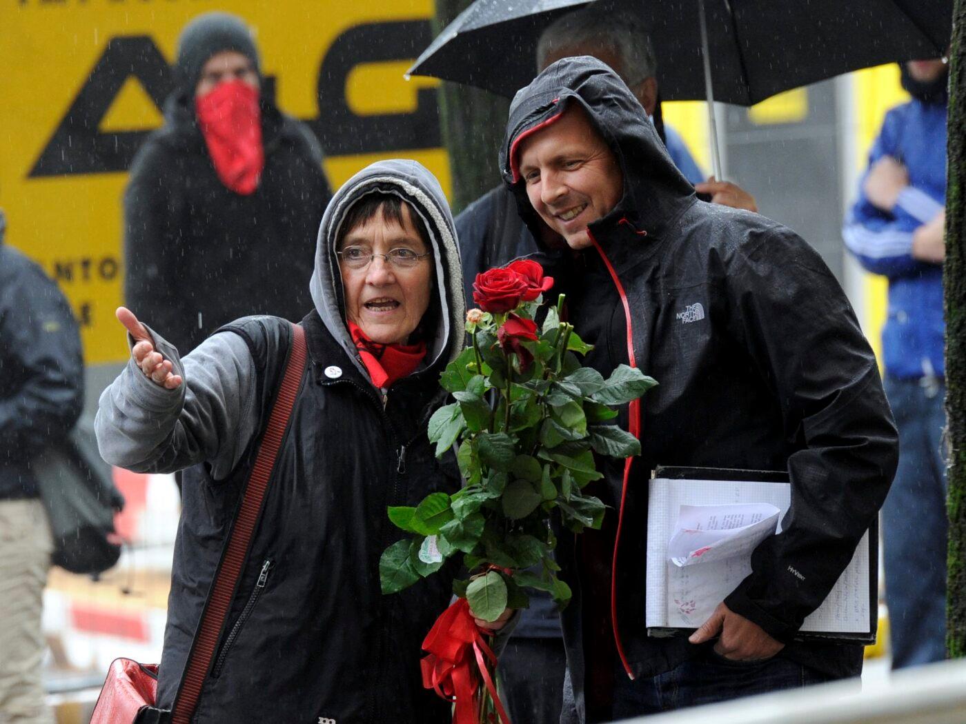 Andrea Stauffachers (links im Bild) Auftritte vor Gericht werden stets von Sympathisanten aus der linksextremen Szene begleitet. Wie im Bild vor dem Bundesstrafgericht in Bellinzona 2011. (Archivbild)