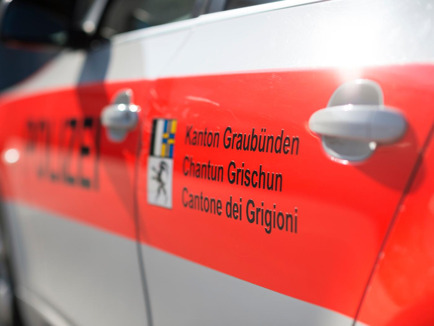 Auch die Kantonspolizei Graubünden stand beim Verkehrsunfall bei Sedrun GR im Einsatz. (Symbolbild)