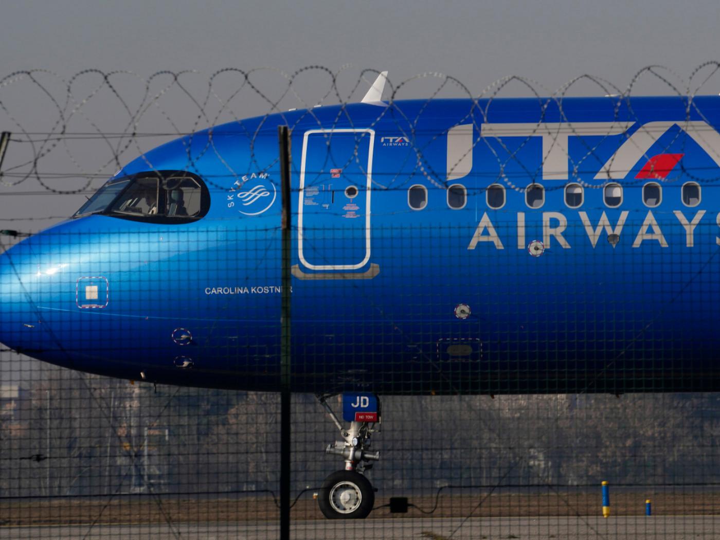 ARCHIV - Ein Ita-Flugzeug steht auf der Rollbahn, bevor es vom Flughafen Mailand-Linate abhebt. Foto: Luca Bruno/AP/dpa