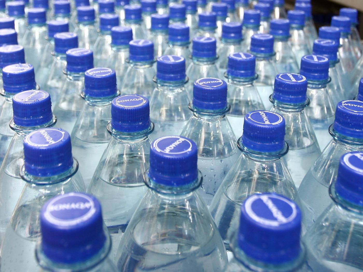 Nach dem Verbot kleiner Wasserbeutel stieg in Guinea die Nachfrage nach Wasser in Flaschen sprunghaft an. In der Folge kam es zu Engpässen und starken Preissteigerungen. (Symbolbild)