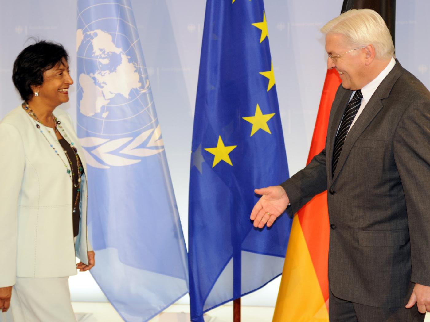 ARCHIV - Der damalige Bundesaußenminister und heutige Bundespräsident Frank-Walter Steinmeier (SPD, r) begrüßt die damalige UN-Hochkommissarin für Menschenrechte, Navanethem «Navi» Pillay, zu einem Gespräch im Auswärtigen Amt in Berlin. Pillay erhält den Friedensnobelpreis 2026. Foto: Tim Brakemeier/dpa/Archivbild