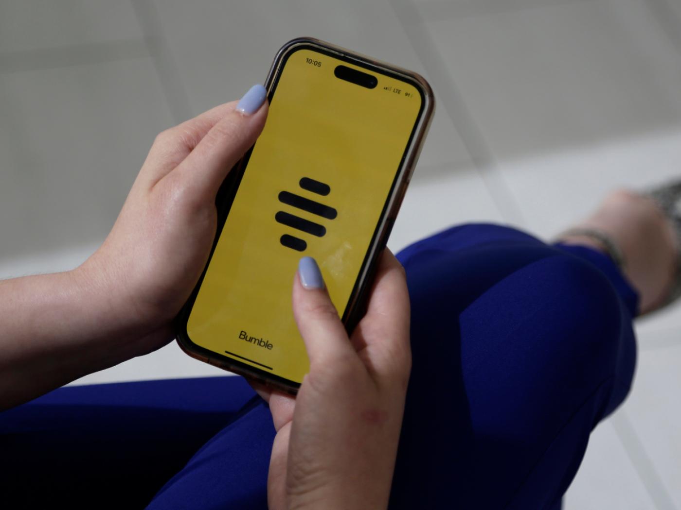 Die Dating-App Bumble ist an eine Investmentfirma verkauft worden. Die Gesellschaft soll nun von der Börse genommen werden.(Symbolbild)