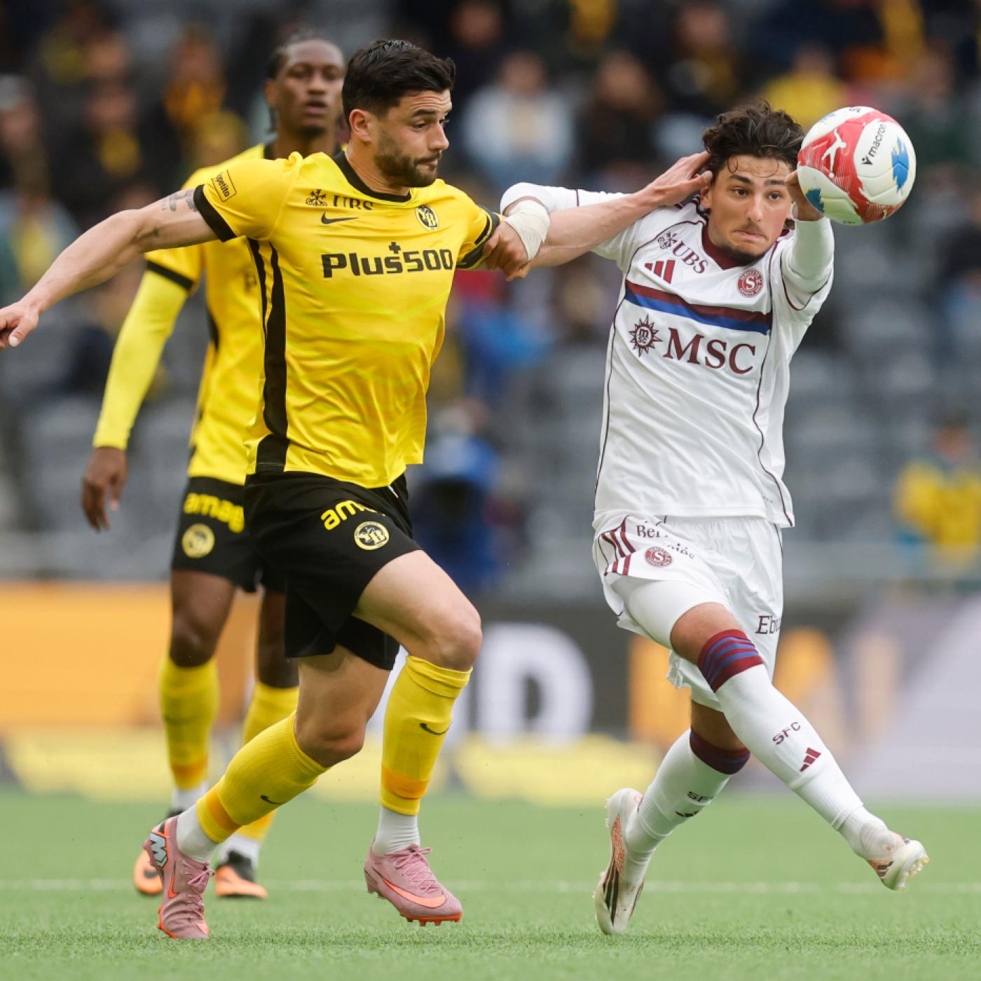 YB-Captain Loris Benito (links) im Zweikampf mit Malek Ishuayed von Servette