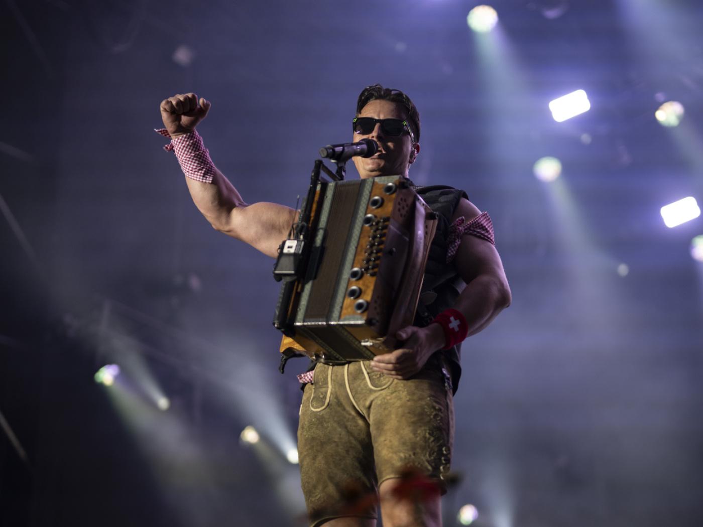 Lederhose und Sonnenbrille: "Volks-Rock'n'Roller" Andreas Gabalier kommt im Rahmen seiner Arena-Tournee im November 2027 in die Schweiz. Auf einer "fliegenden Bühne" will er seinen Fans auch in der letzten Reihe nahe kommen. (Archivbild)