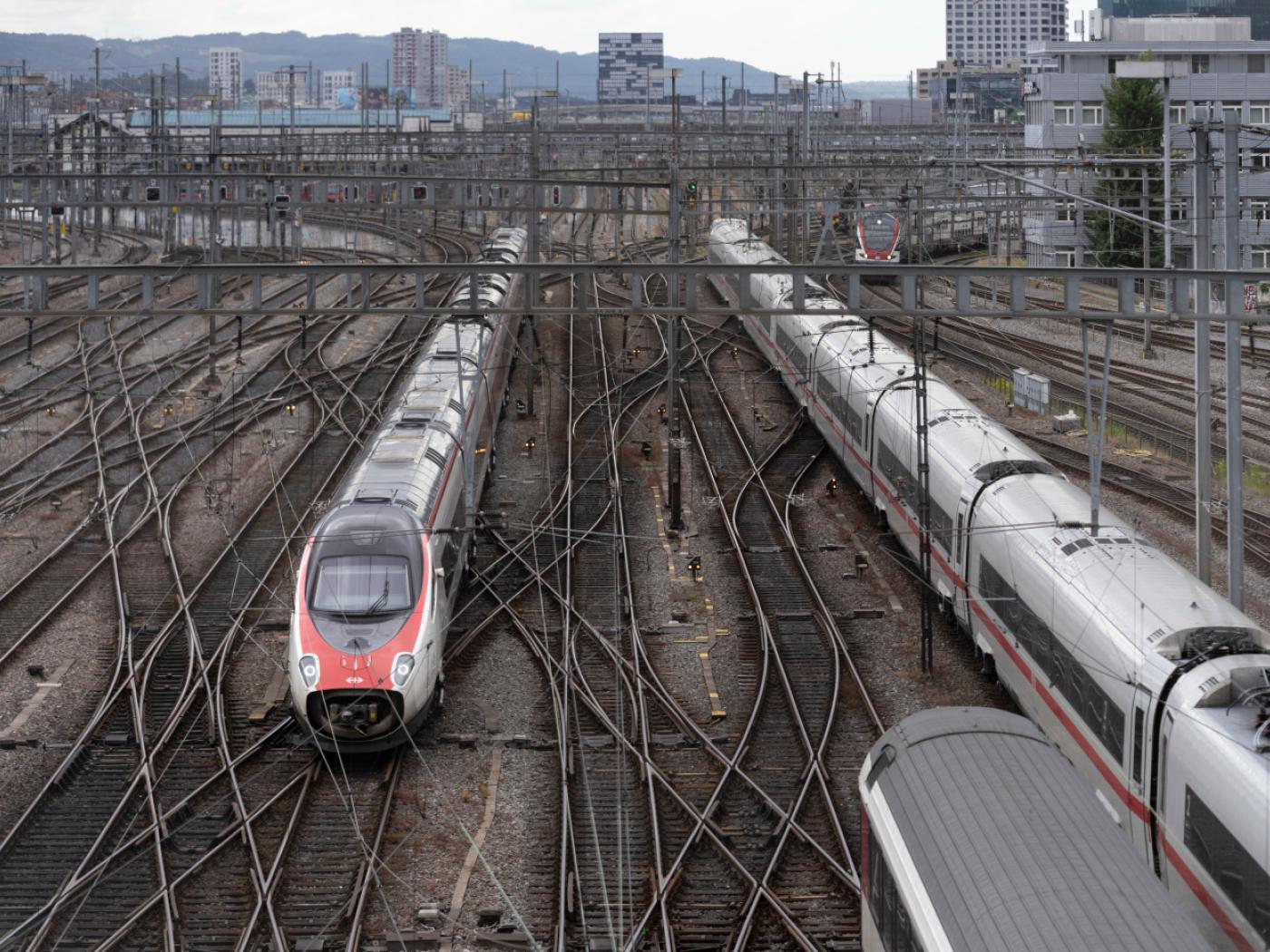 Züge wie hier links im Bild werden unter anderem auf der Strecke nach München eingesetzt. Im Bild ist eine Komposition beim Zürcher Hauptbahnhof zu sehen. (Archivbild)