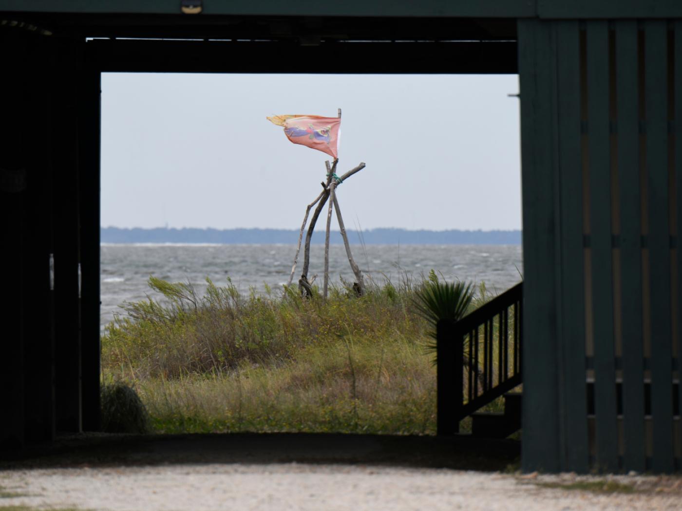 Vor einem Haus weht eine Fahne im Wind, während sich die Golfküste auf den erwarteten Landfall des Hurrikans «Isaias» auf Dauphin Island vorbereitet. Foto: Octavio Jones/AP/dpa