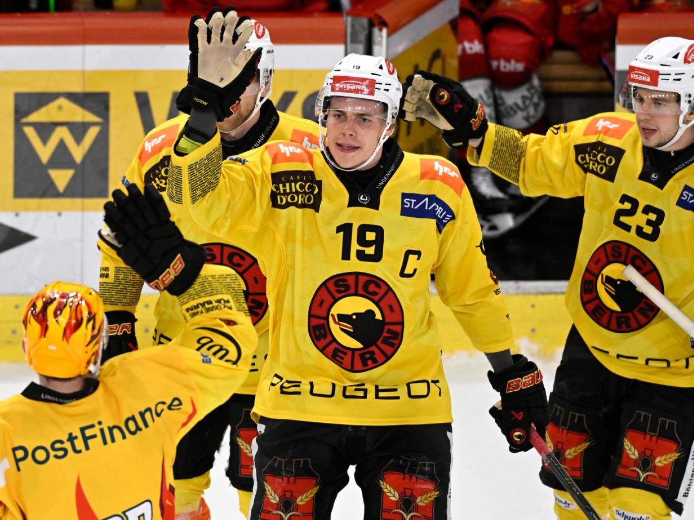 Captain und Torschütze zum alles entscheidenden 3:1: Berns Waltteri Merelä (mitte) jubelt mit seinen Teamkollegen Ian Mitchell (li.) und Marco Lehmann über den vierten Sieg in Serie