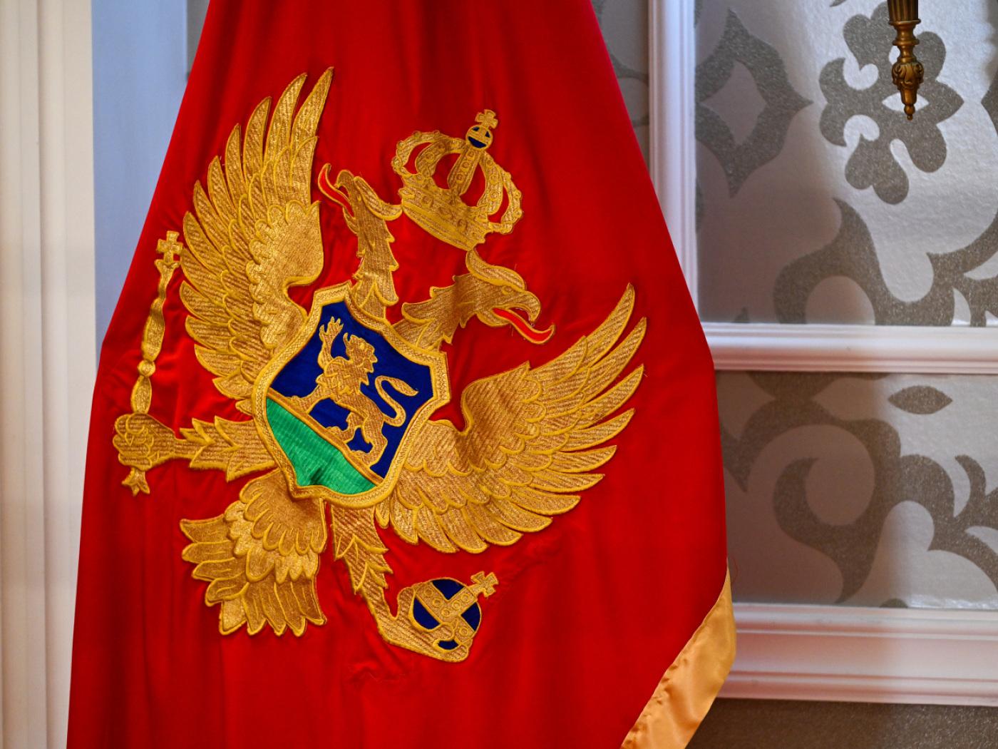 ARCHIV - Die Flagge mit dem Wappen von Montenegro, aufgenommen in der Villa Gorica während des Besuchs der deutschen Außenministerin Baerbock. Foto: Soeren Stache/dpa/Archivbild