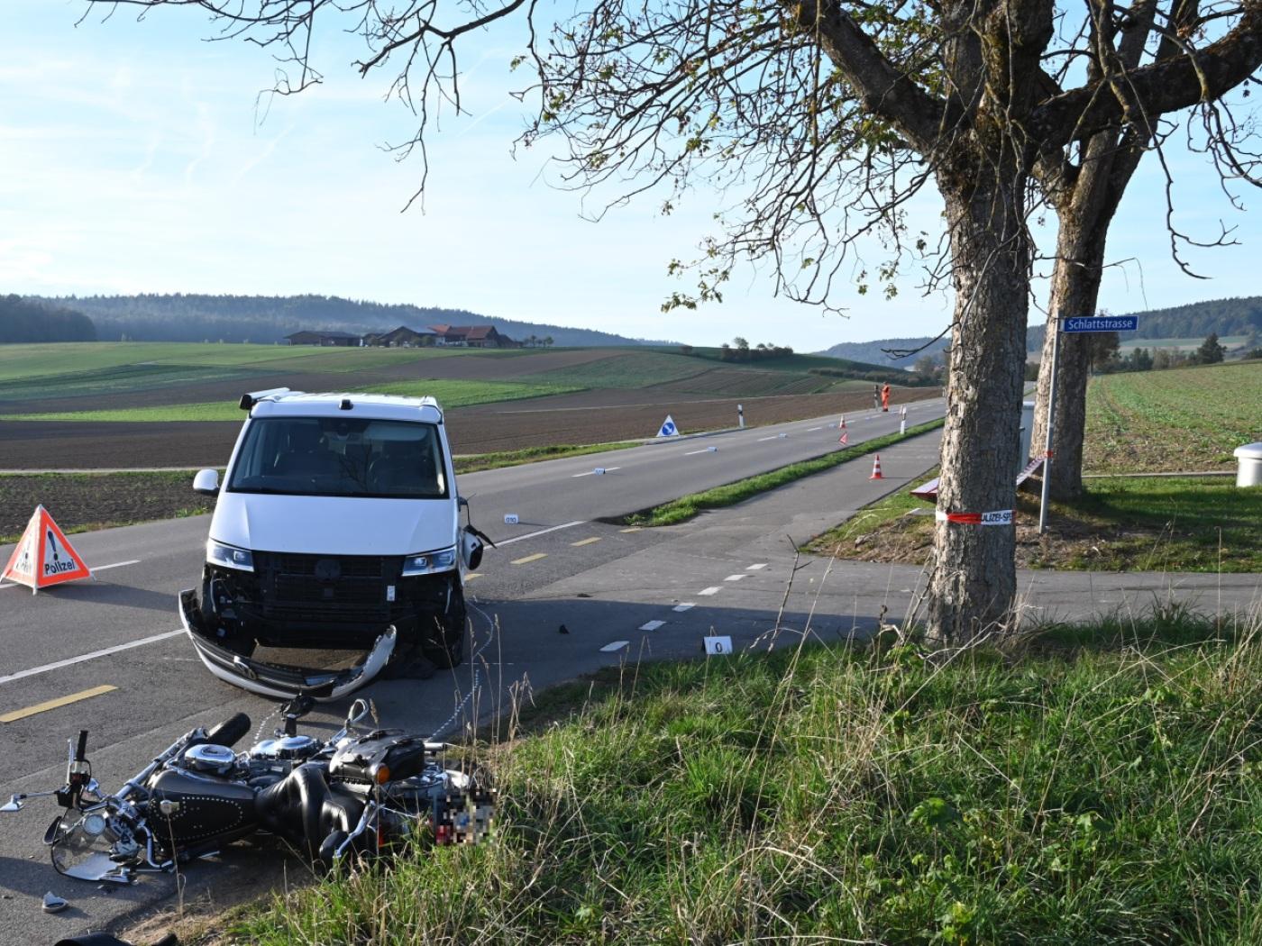 Ein Motorradfahrer verletzte sich am Donnerstag in Bachs beim Versuch, ein Auto zu überholen, schwer.