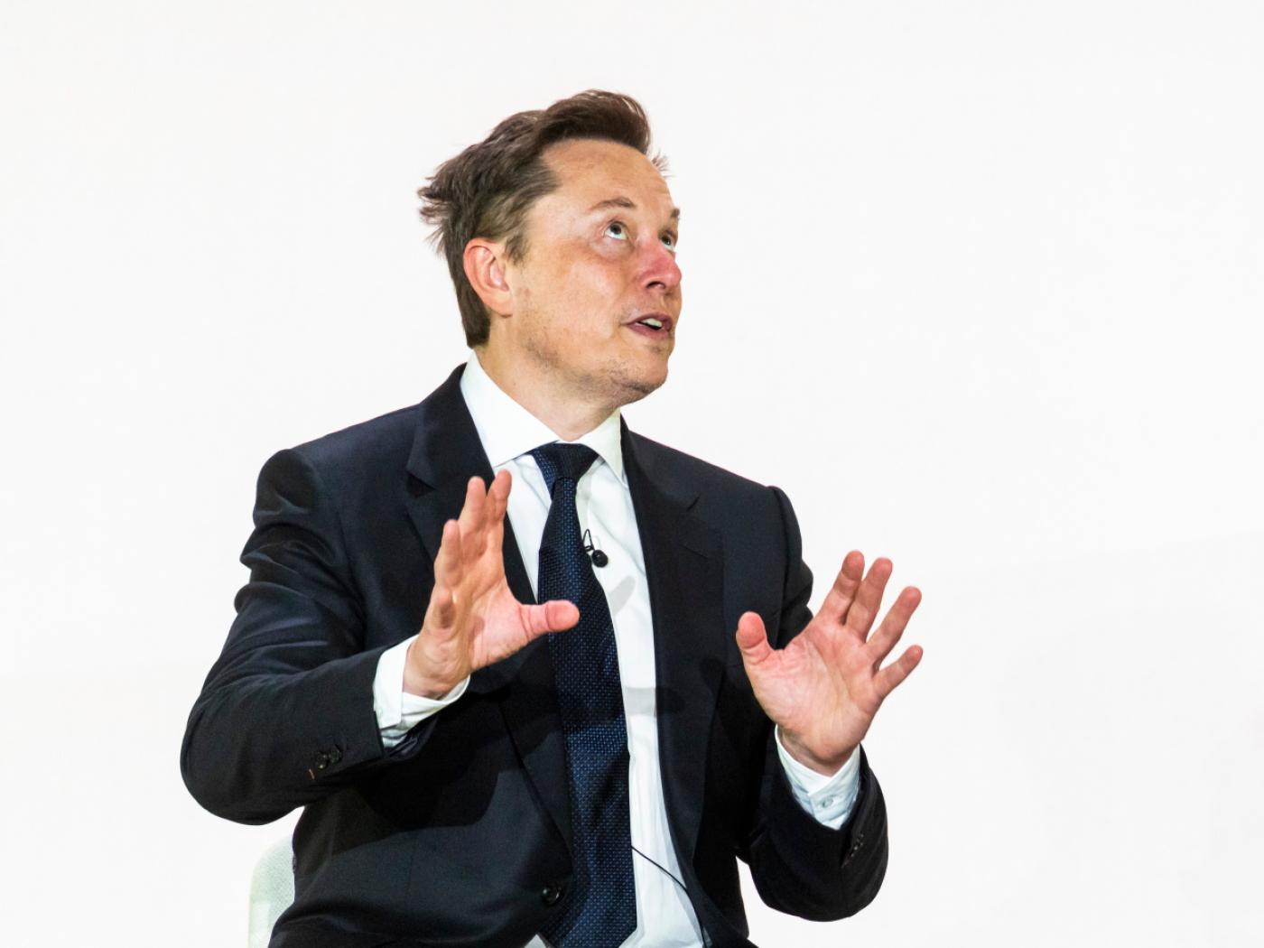 Musk will Tesla auf Roboter und Robotaxis ausrichten. (Archivbild)