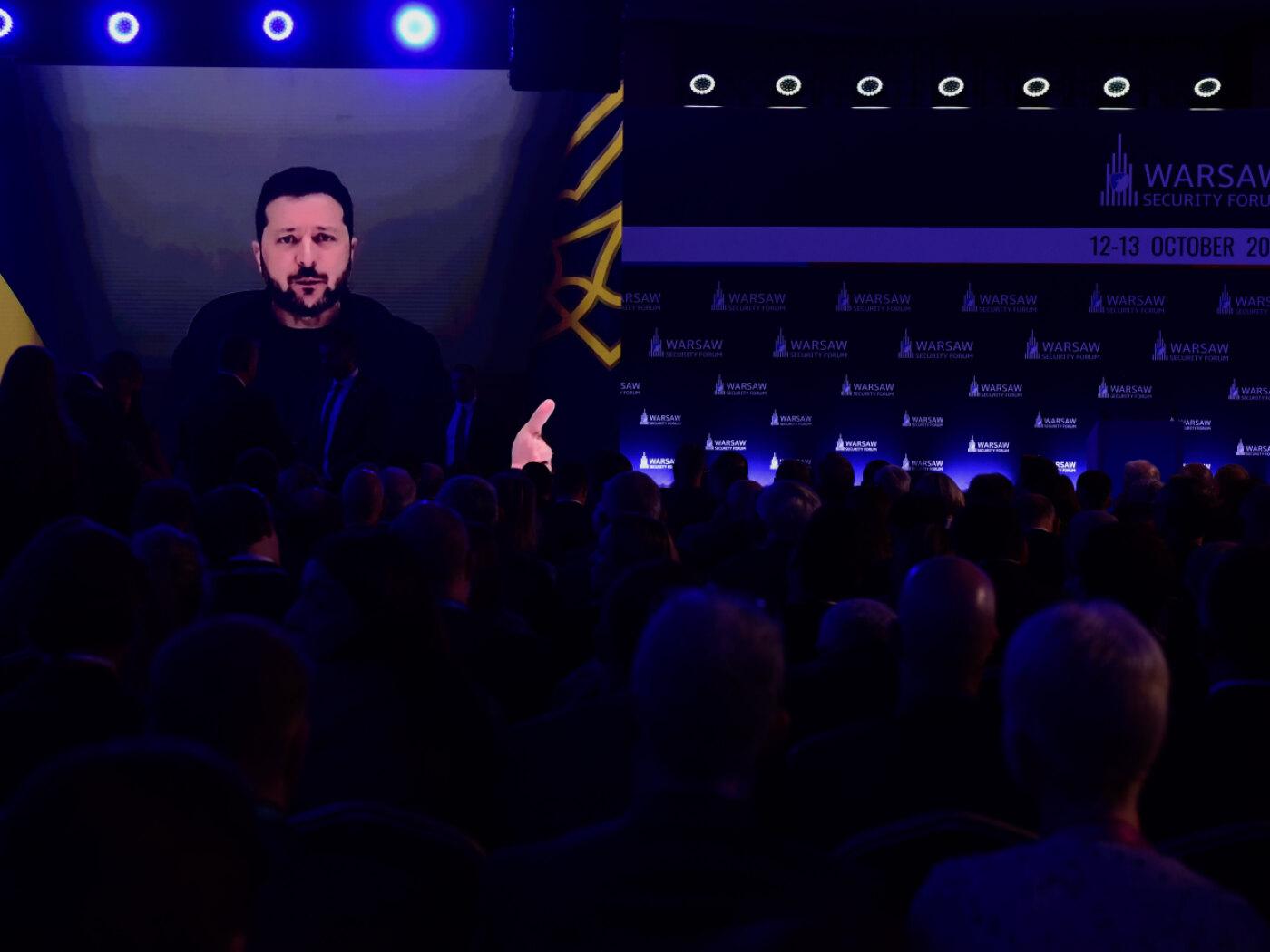 dpatopbilder - Teilnehmer verfolgen auf einer Großbildleinwand die Rede des ukrainischen Präsidenten Wolodymyr Selenskyj auf dem Warschauer Sicherheitsforum in Warschau. Foto: Attila Husejnow/AP/dpa