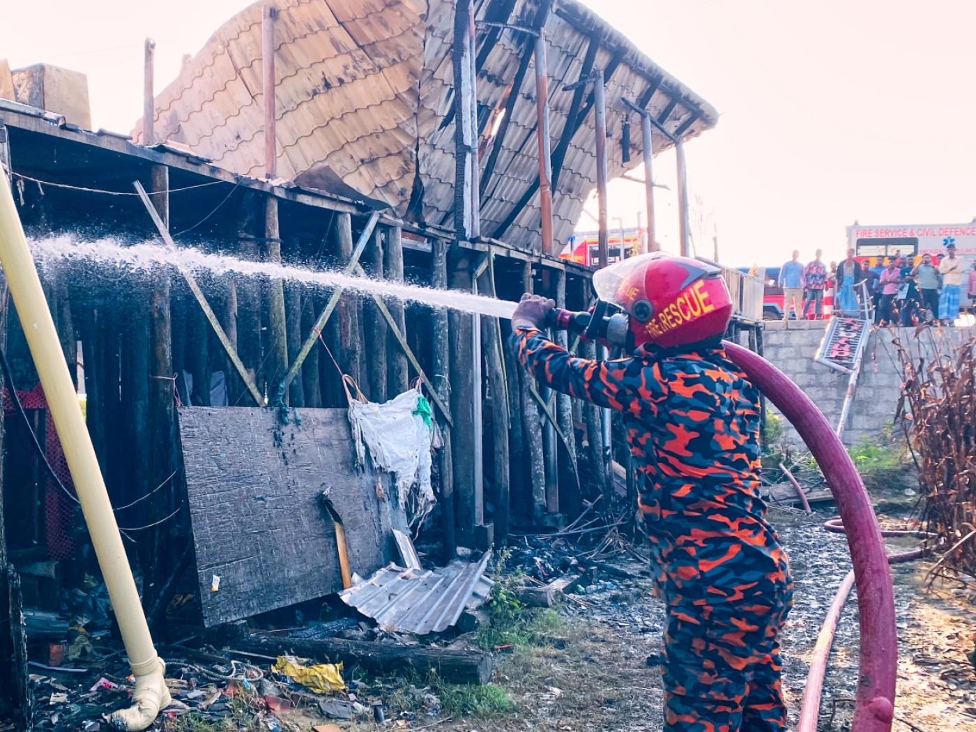 Ein Feuerwehrmann versucht, das Feuer in einem Strandresort in Bangladesch zu löschen. Foto: Shamimul Islam Faisal/AP/dpa