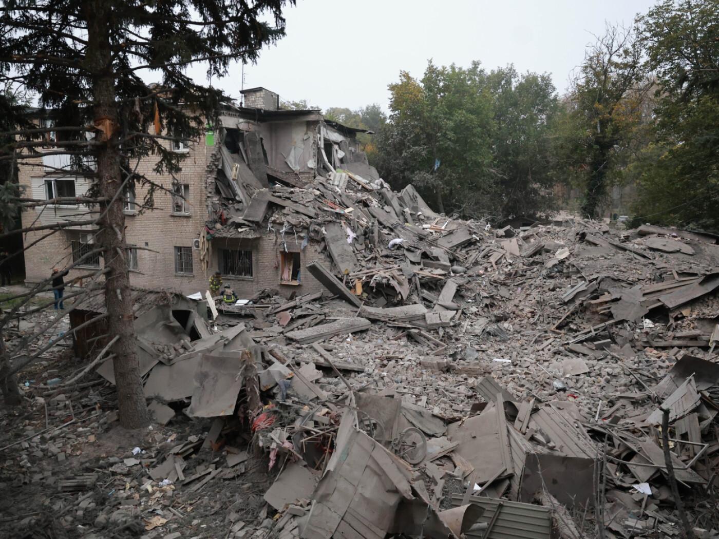Ein Wohnhaus ist nach einem russischen Luftangriff in Saporischschja zerstört. Foto: Kateryna Klochko/AP/dpa