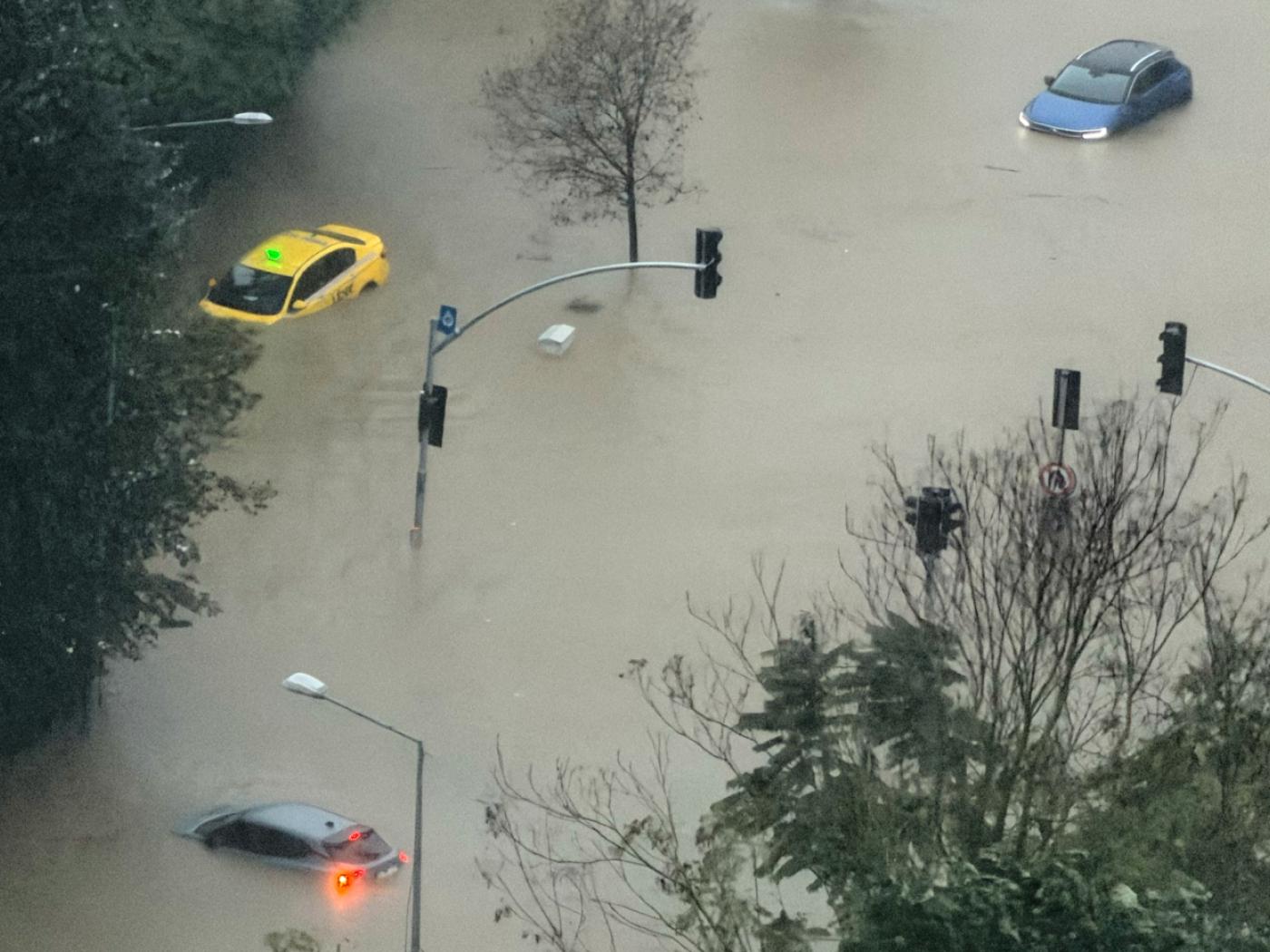 Fahrzeuge bleiben während starker Regenfälle auf einer teilweise überfluteten Straße in Istanbul liegen. Foto: Egecan Ozguner/AP/dpa
