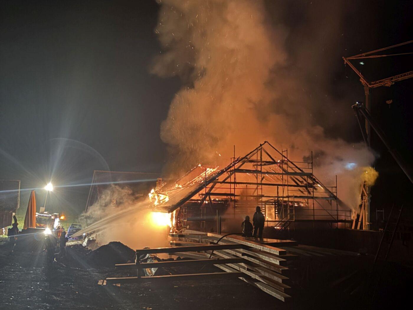 Als die Einsatzkräfte vor Ort eintrafen, stand das Einfamilienhaus bereits in Vollbrand.
