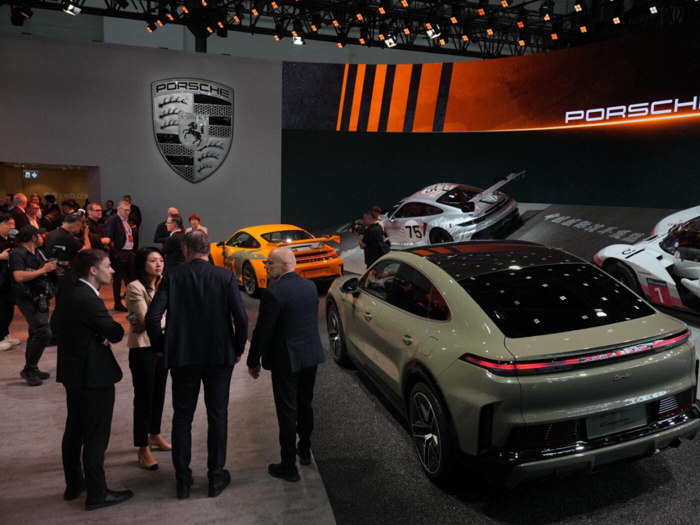 In China verzeichnete Porsche einen Absatzrückgang um einen Drittel - im Bild die Präsentation des neuen Porsche Cayenne an der Auto China 2026. (Archivbild)