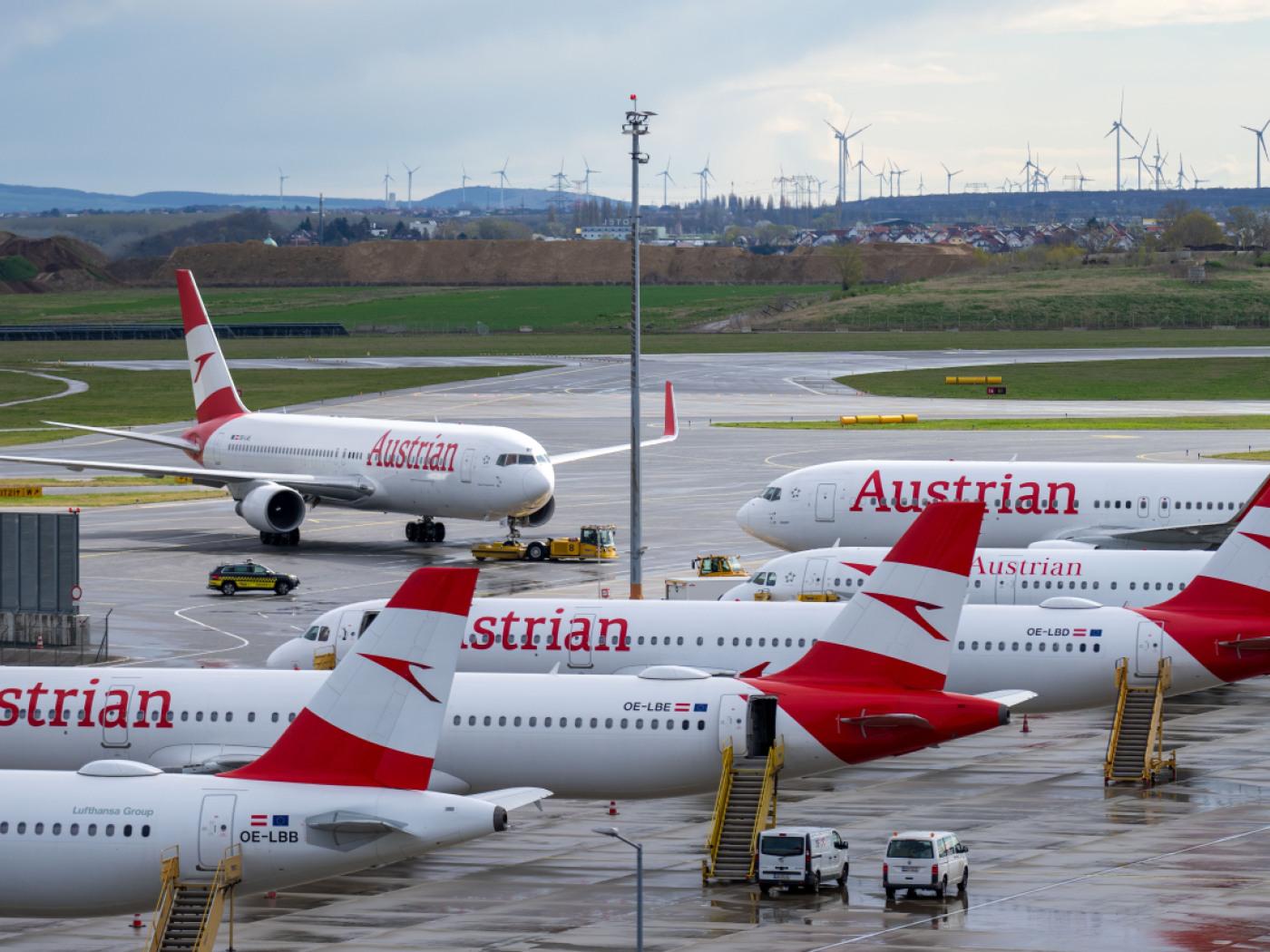 ARCHIV - Geparkte Flugzeuge der Austrian Airlines  (AUA) am Flughafen Wien-Schwechat. Foto: Georg Hochmuth/APA/dpa