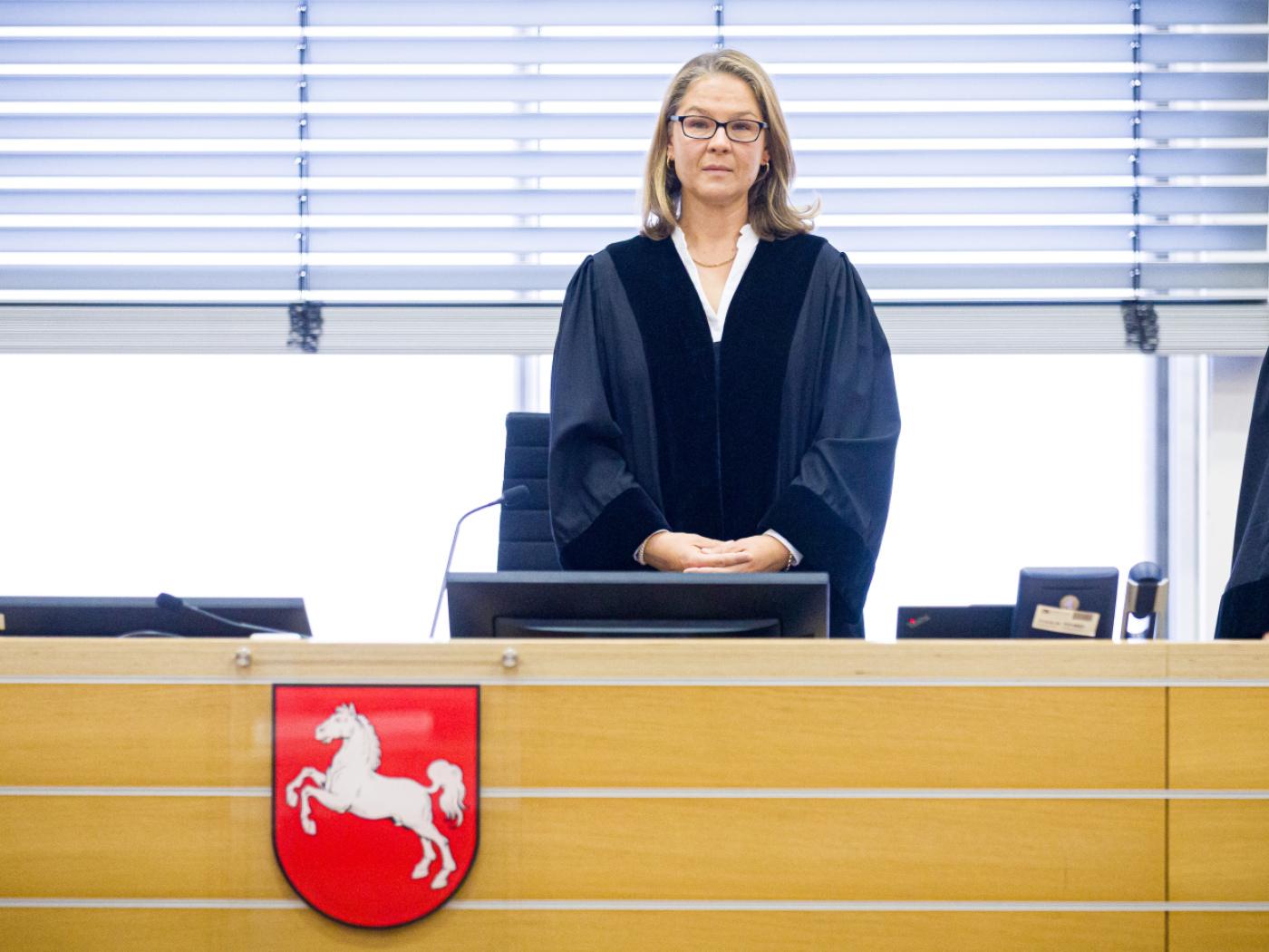ARCHIV - Richterin Antje Siegfried steht in einem Saal des Landgerichts Braunschweig. Foto: Moritz Frankenberg/dpa